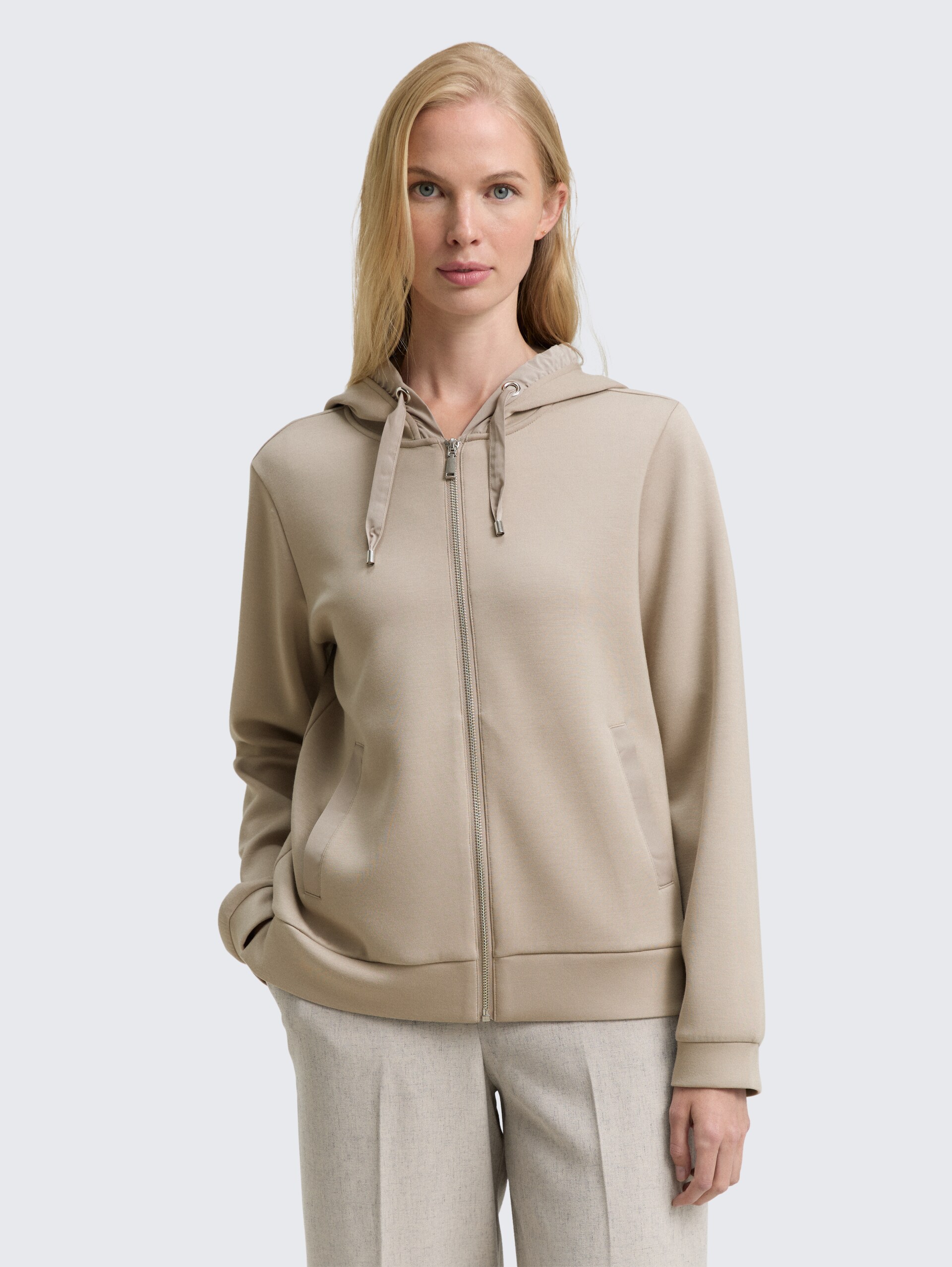 Hoodie Sweatjacke aus Scuba - soft taupe grey - Ausschnitt Model-Vorderansicht