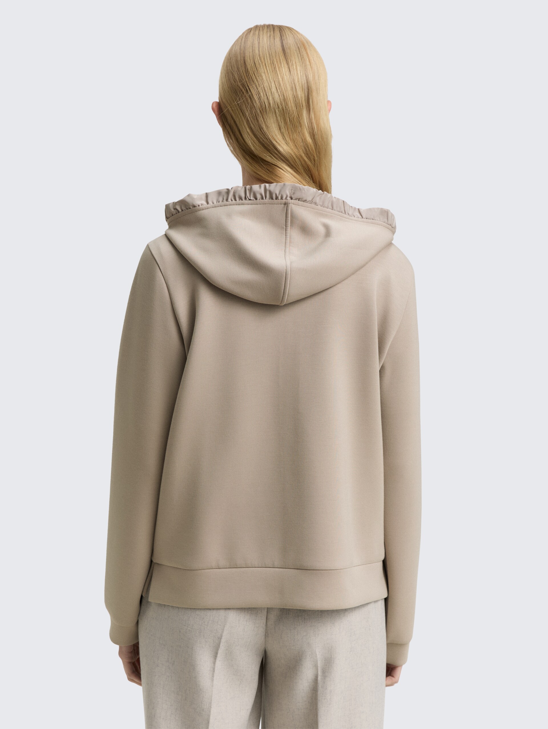 Hoodie Sweatjacke aus Scuba - soft taupe grey - Auschnitt Model-Rückansicht