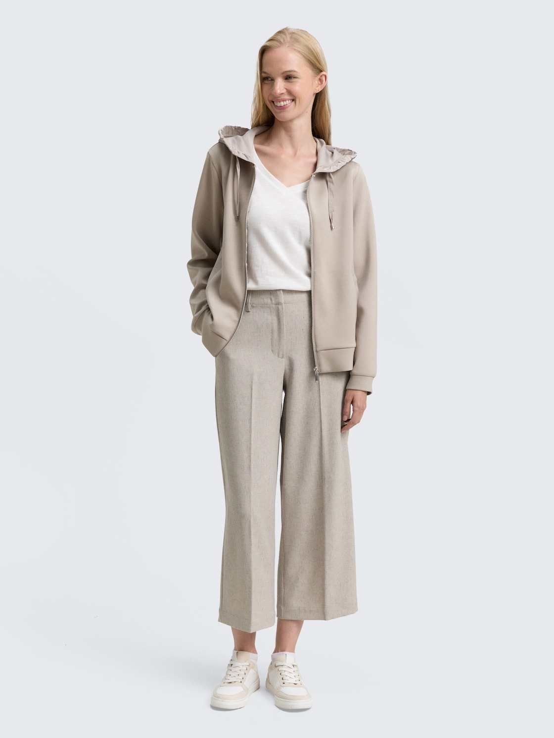 Hoodie Sweatjacke aus Scuba - soft taupe grey - Model-Vorderansicht