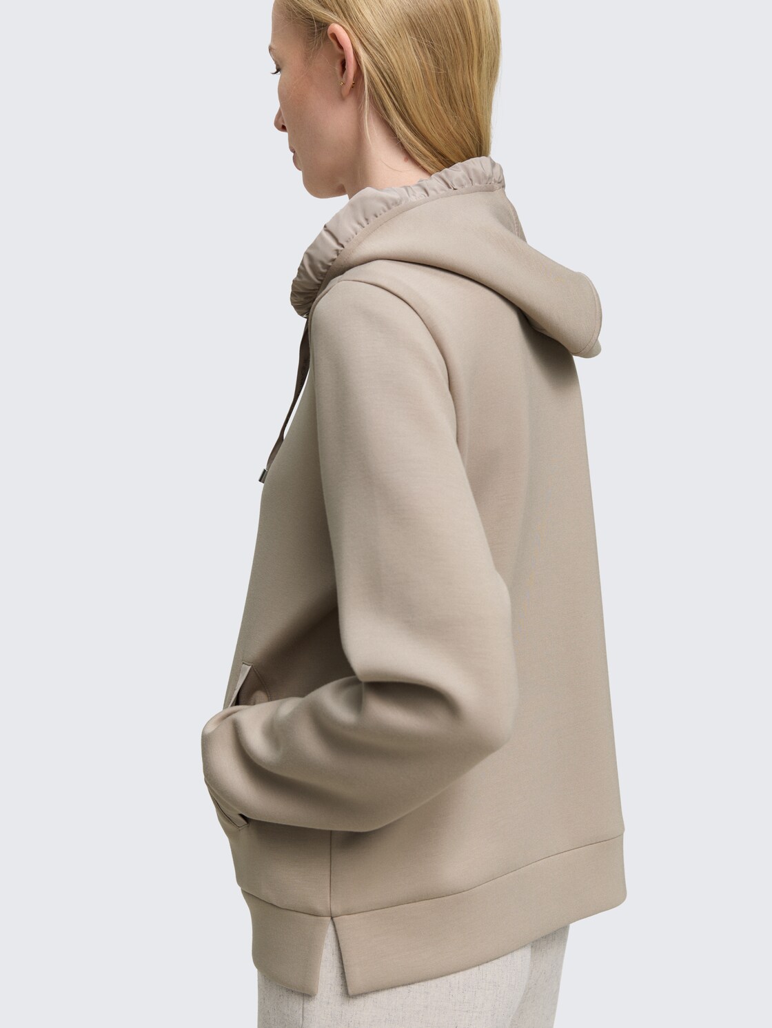 Hoodie Sweatjacke aus Scuba - soft taupe grey - Detail-Model-Ansicht