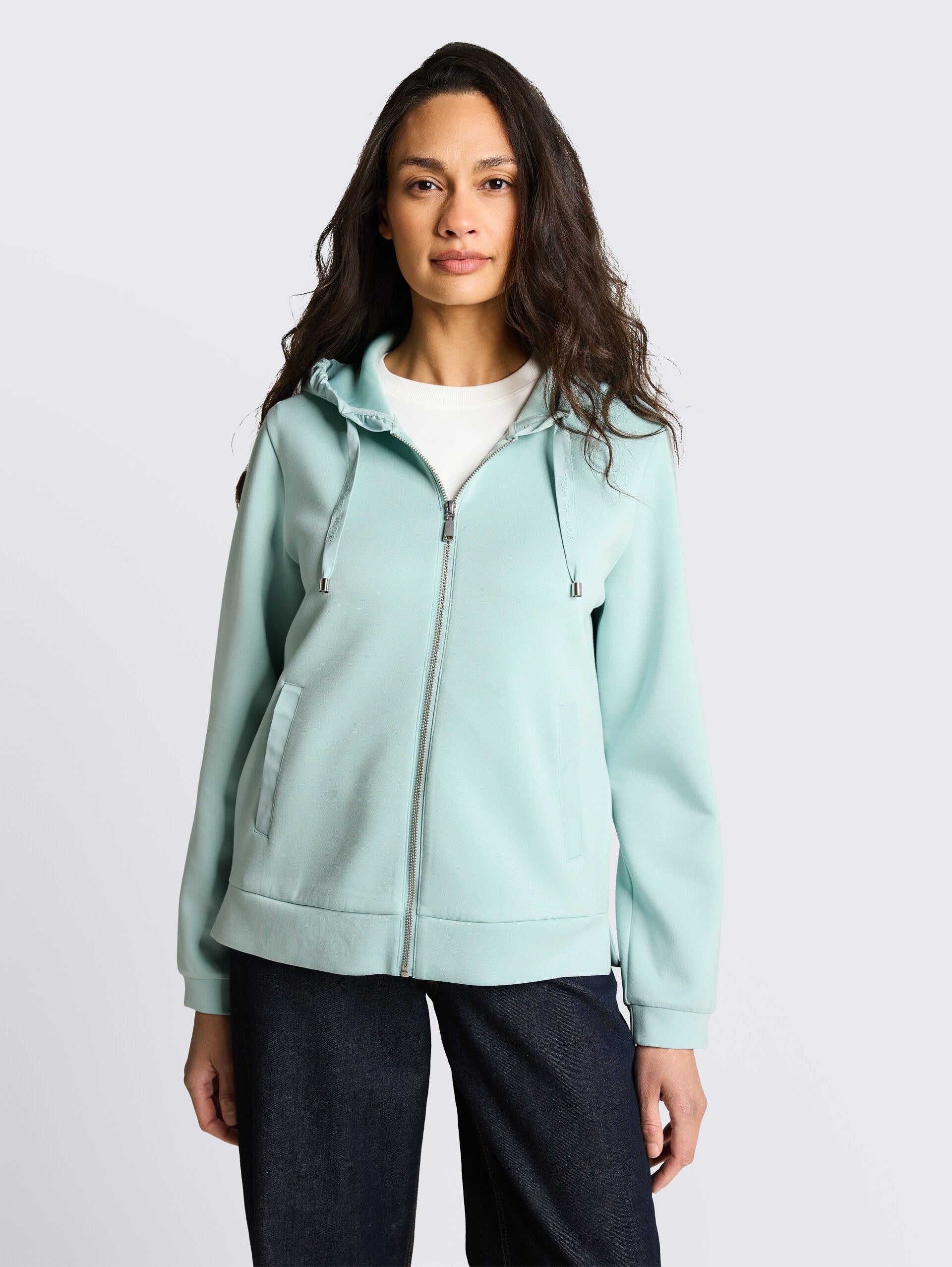 Hoodie Sweatjacke aus Scuba - blue haze - Ausschnitt Model-Vorderansicht