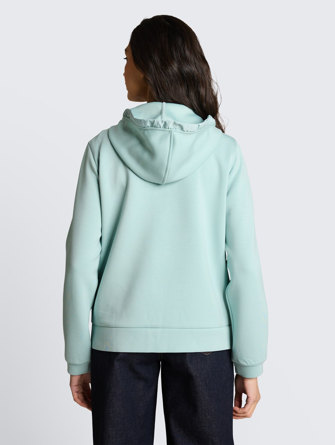 Hoodie Sweatjacke aus Scuba - blue haze - Auschnitt Model-Rückansicht