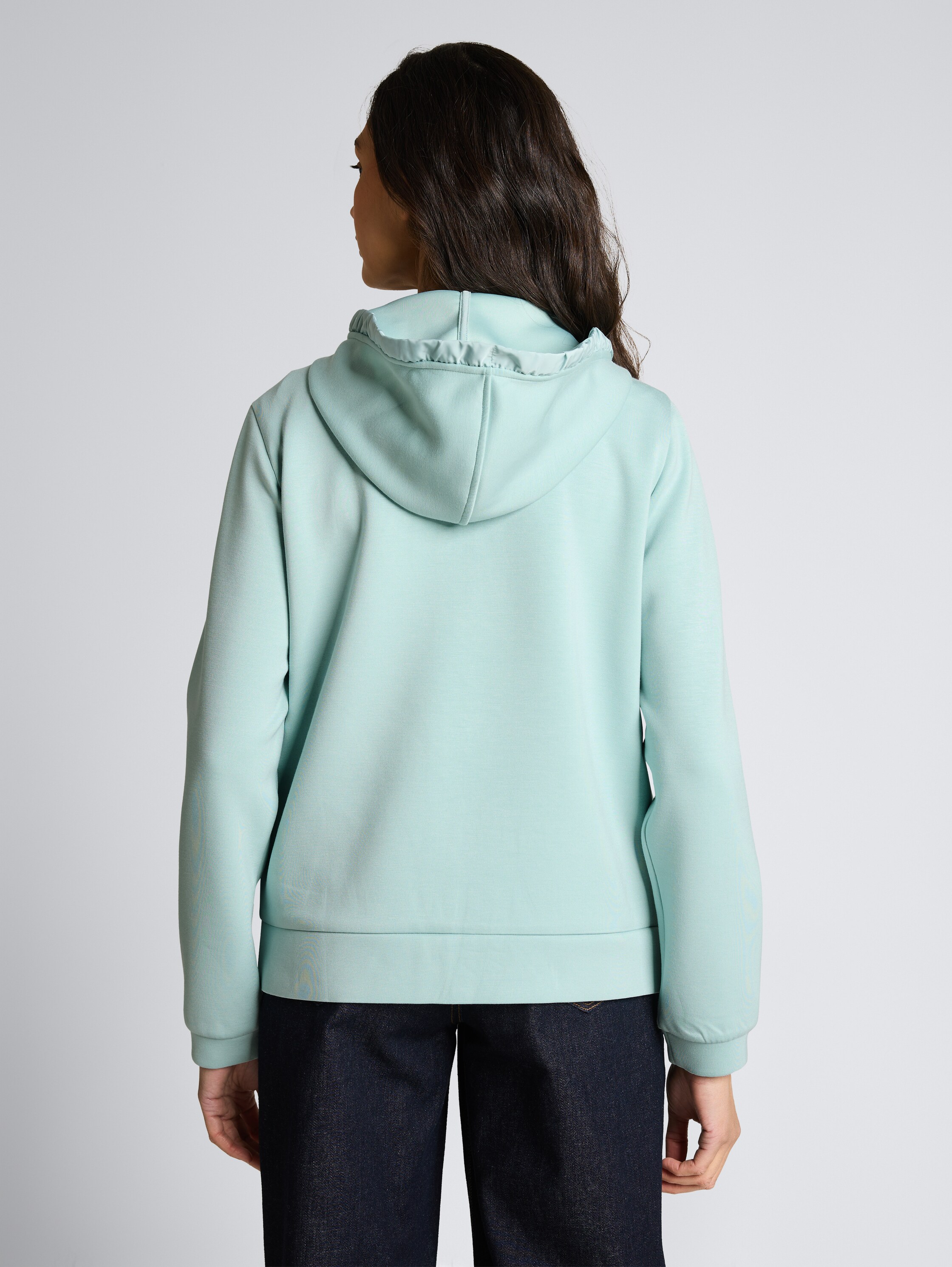 Hoodie Sweatjacke aus Scuba - blue haze - Auschnitt Model-Rückansicht