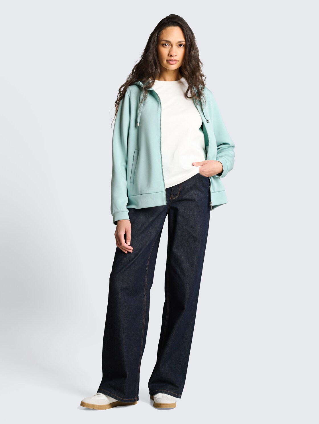 Hoodie Sweatjacke aus Scuba - blue haze - Model-Vorderansicht