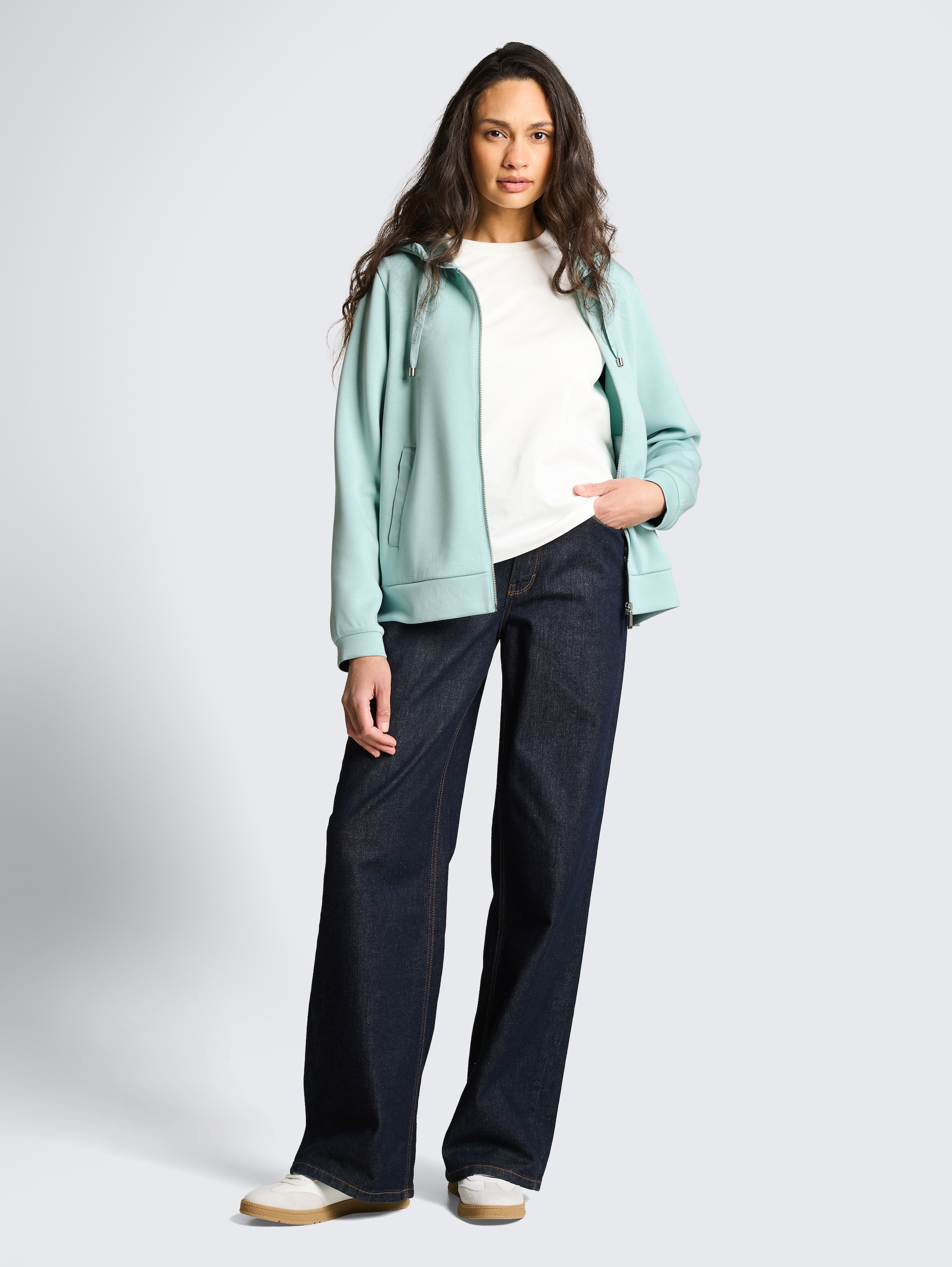 Hoodie Sweatjacke aus Scuba - blue haze - Model-Vorderansicht