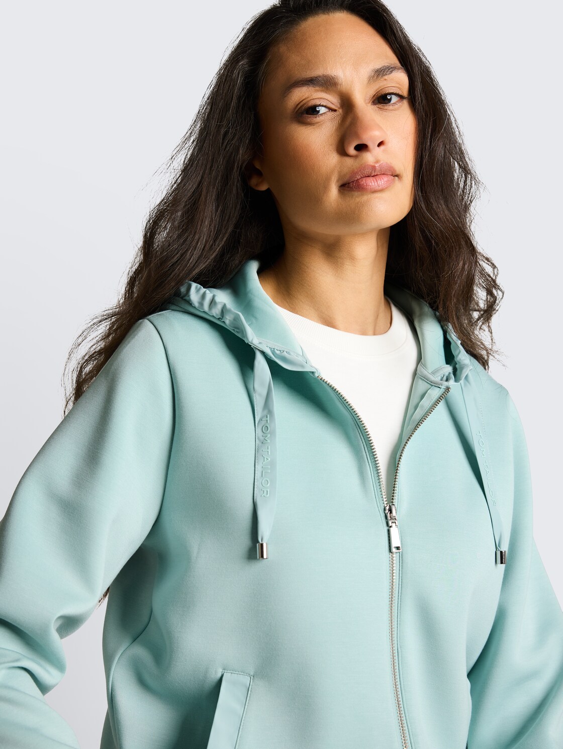 Hoodie Sweatjacke aus Scuba - blue haze - Detail-Model-Ansicht