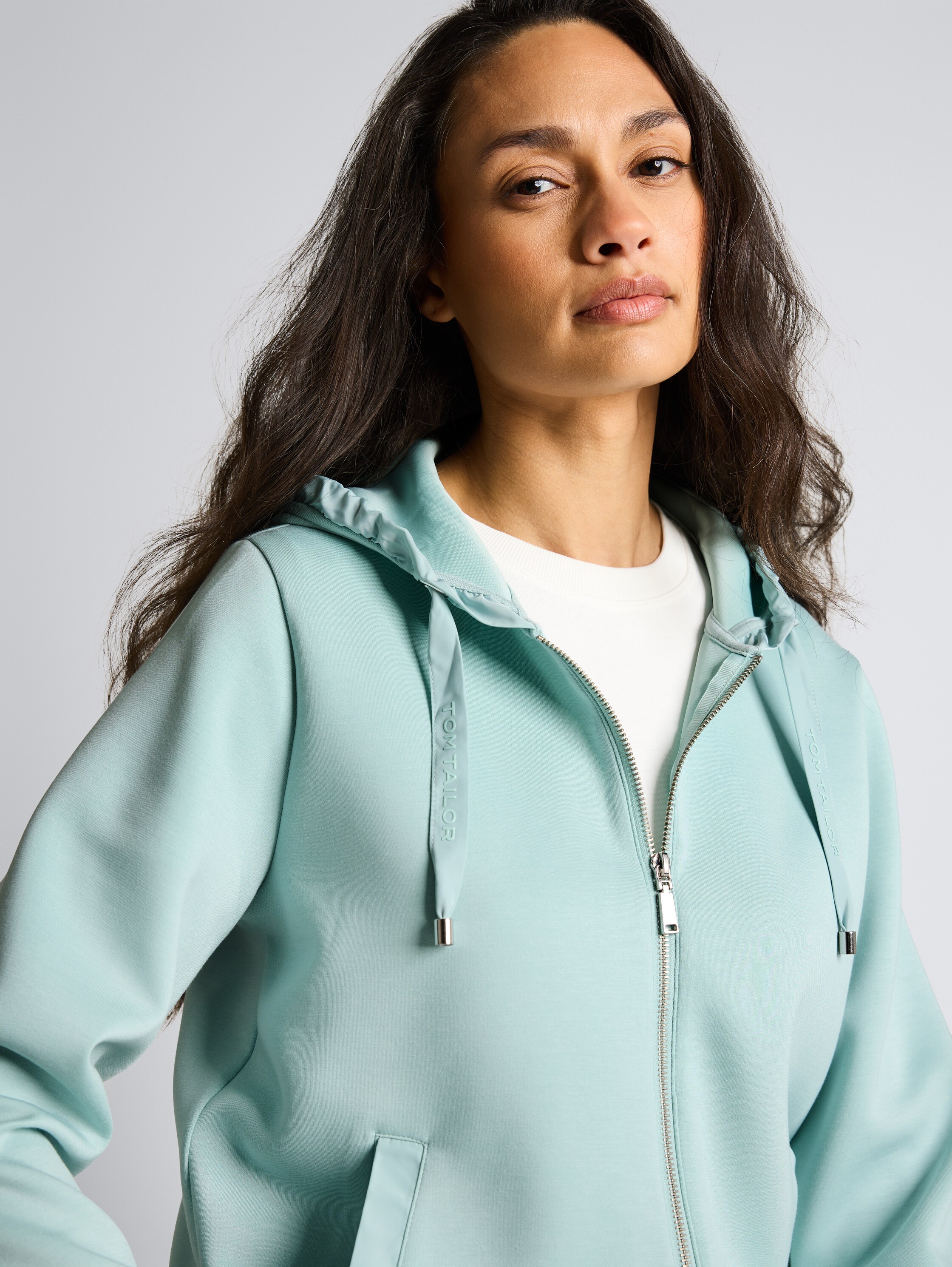 Hoodie Sweatjacke aus Scuba - blue haze - Detail-Model-Ansicht