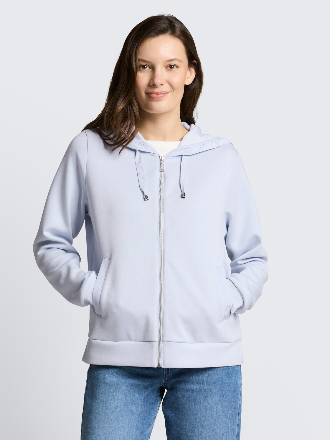 Hoodie Sweatjacke aus Scuba - soft dusty blue - Ausschnitt Model-Vorderansicht
