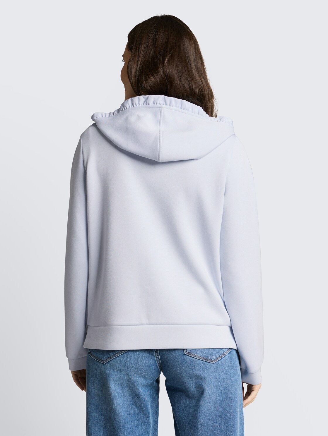 Hoodie Sweatjacke aus Scuba - soft dusty blue - Auschnitt Model-Rückansicht