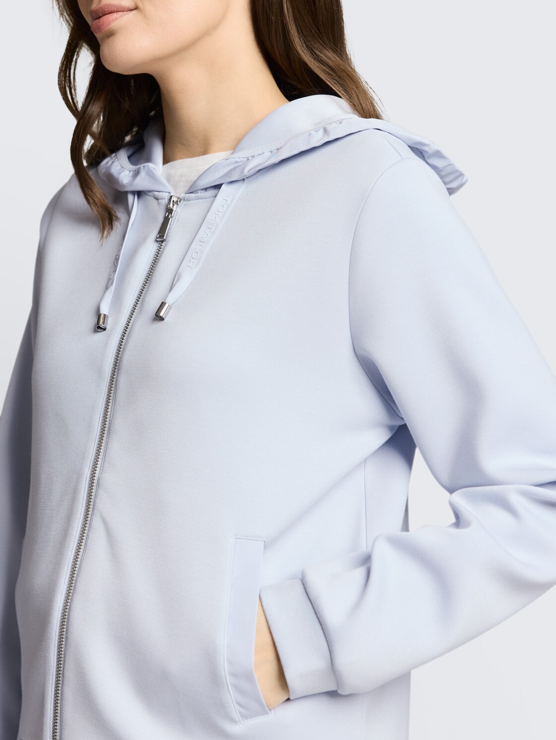 Hoodie Sweatjacke aus Scuba - soft dusty blue - Detail-Model-Ansicht