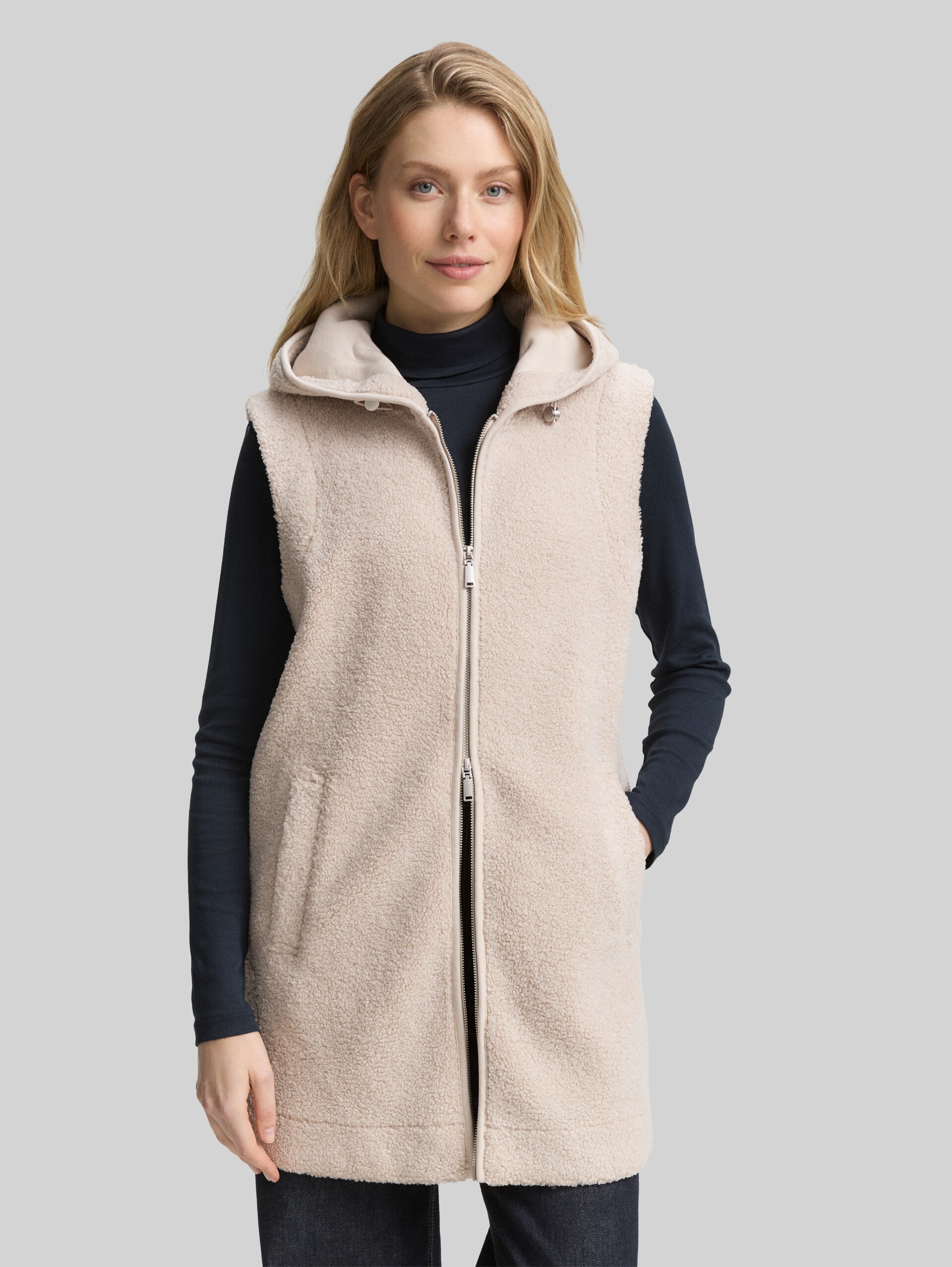Teddy hooded vest - soft taupe grey melange - Neckline model front view