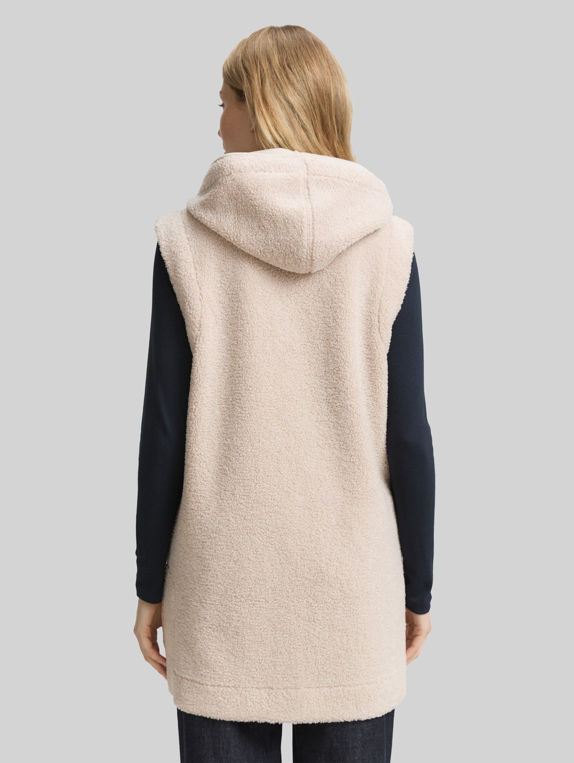 Teddy hooded vest - soft taupe grey melange - Neckline model-back view