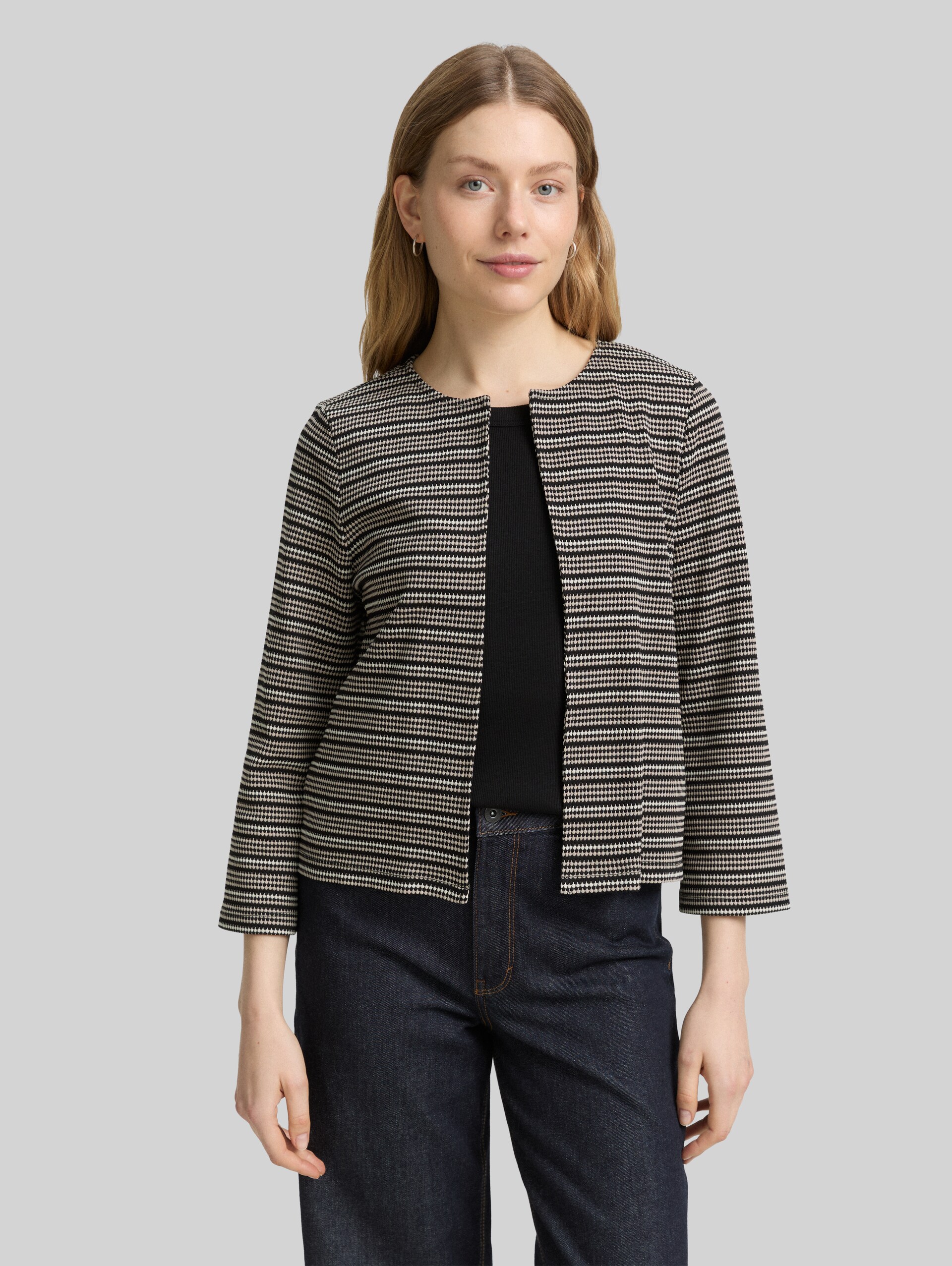 Boxy fit jacquard cardigan - black knit structure stripe - Neckline model front view