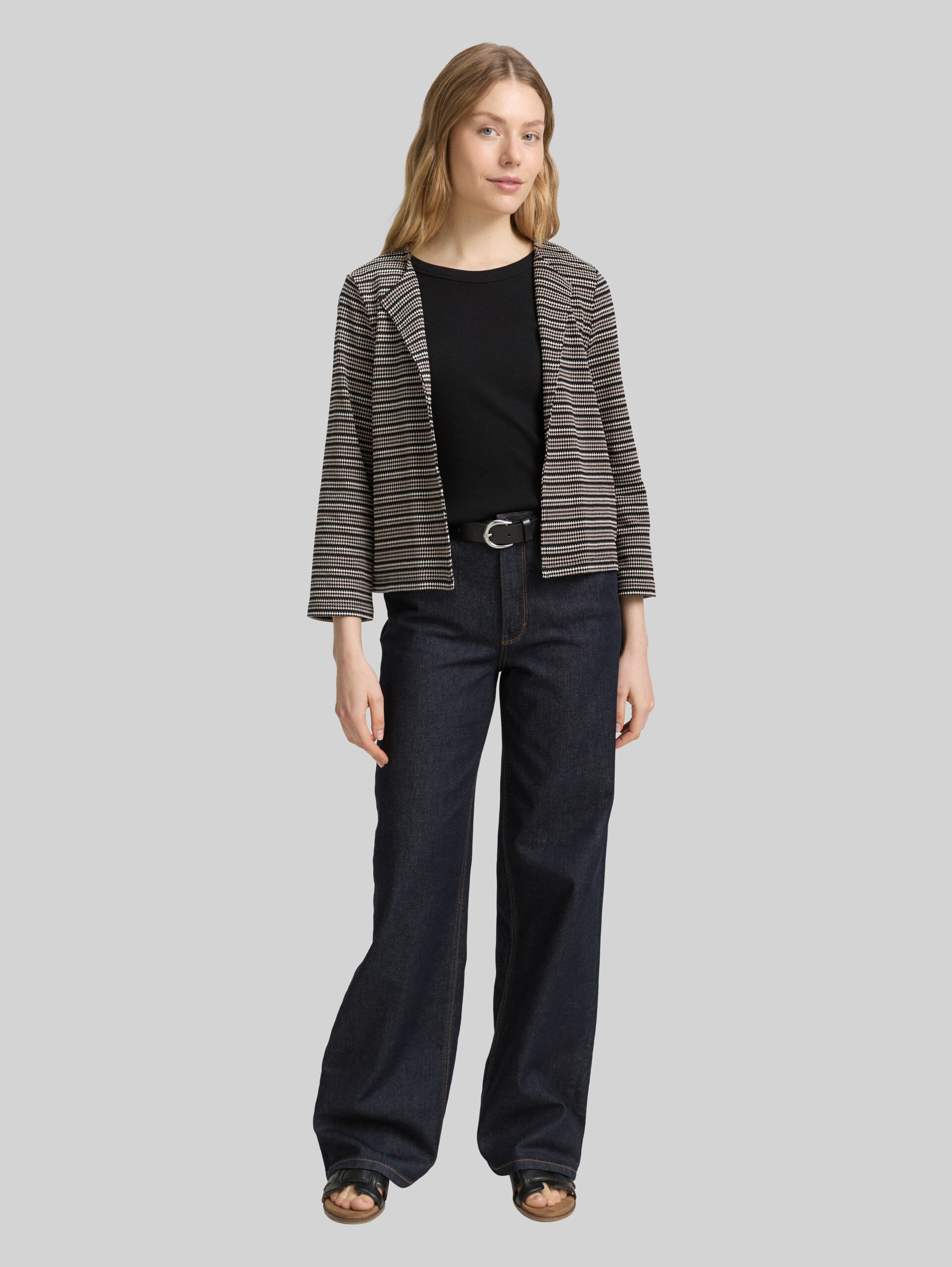 Boxy fit jacquard cardigan - black knit structure stripe - Model front view