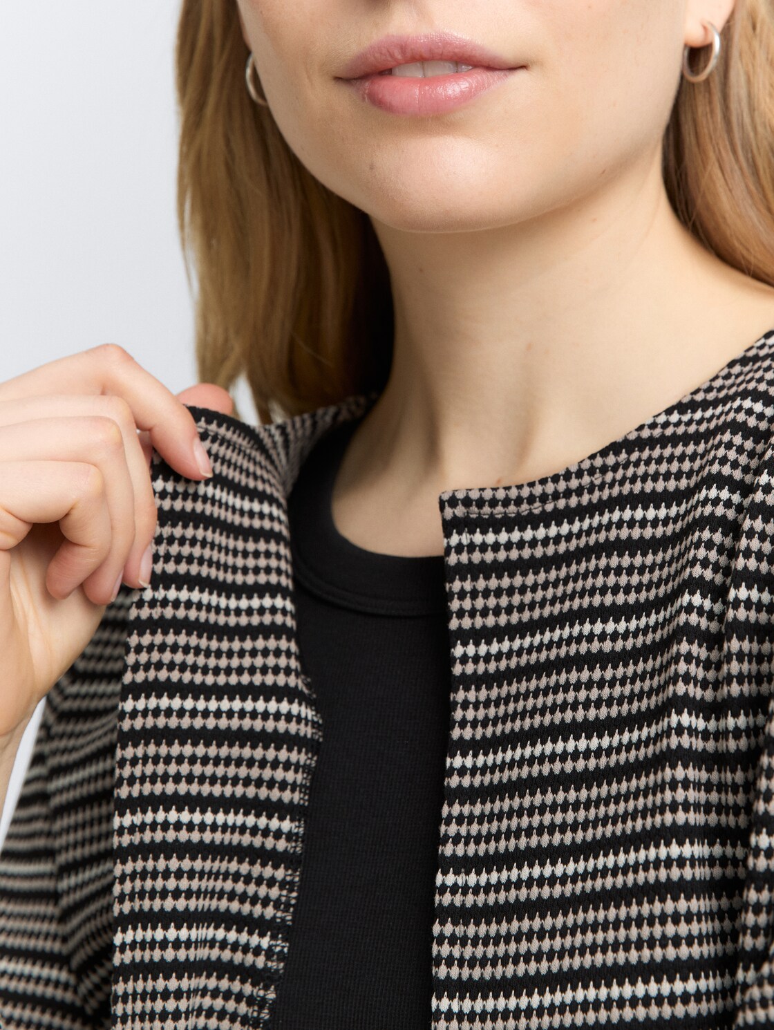 Boxy Fit Jacquard Cardigan - black knit structure stripe - Detail-Model-Ansicht