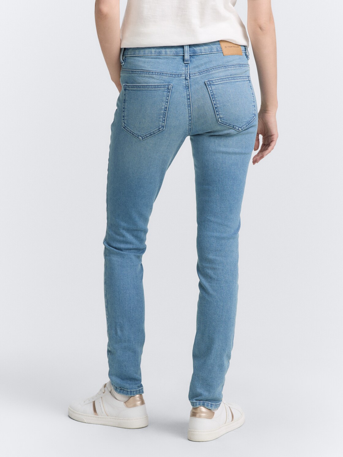 TTLUCIE SKINNY Jeans - Light Stone Blue Denim - Auschnitt Model-Rückansicht