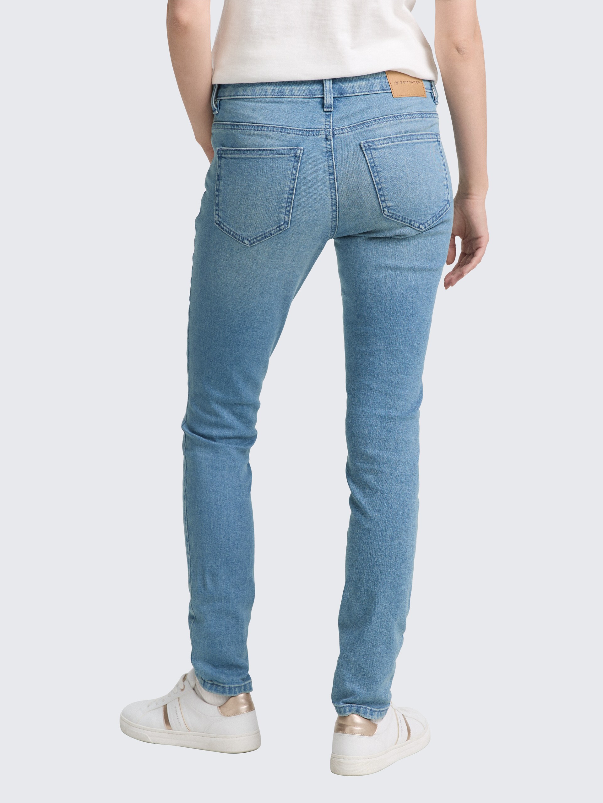 TTLUCIE SKINNY Jeans - Light Stone Blue Denim - Auschnitt Model-Rückansicht