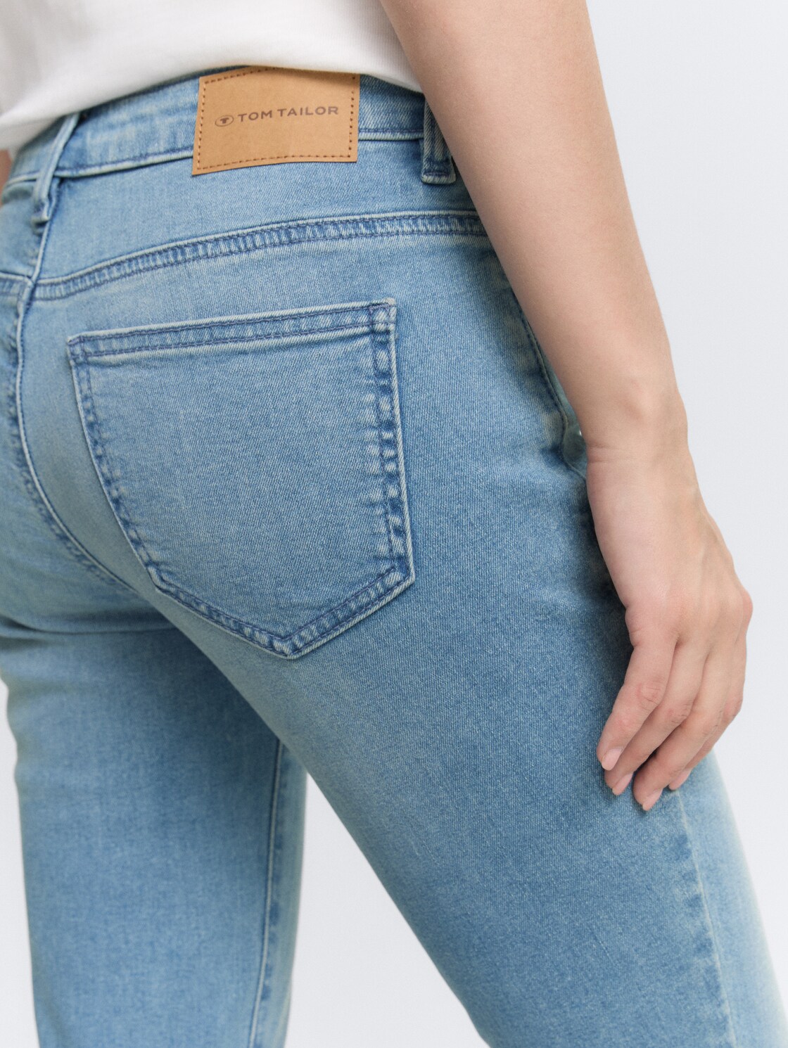 TTLUCIE SKINNY Jeans - Light Stone Blue Denim - Detail-Model-Ansicht
