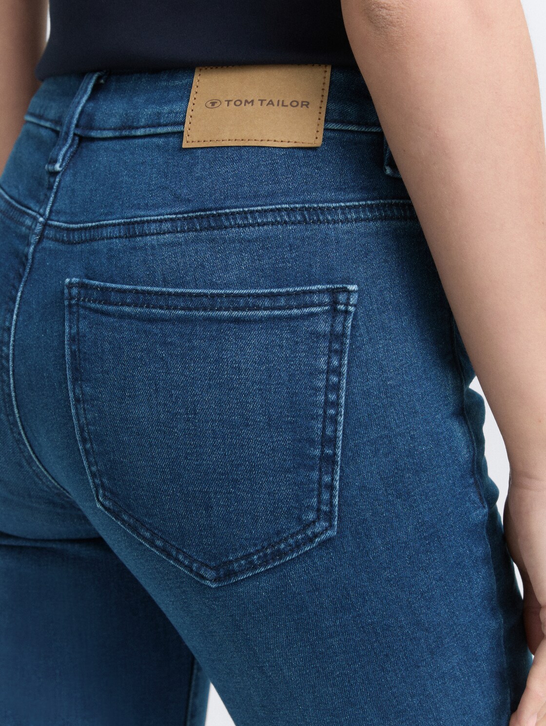 TTLUCIE SKINNY Jeans - mid stone wash denim - Detail-Model-Ansicht