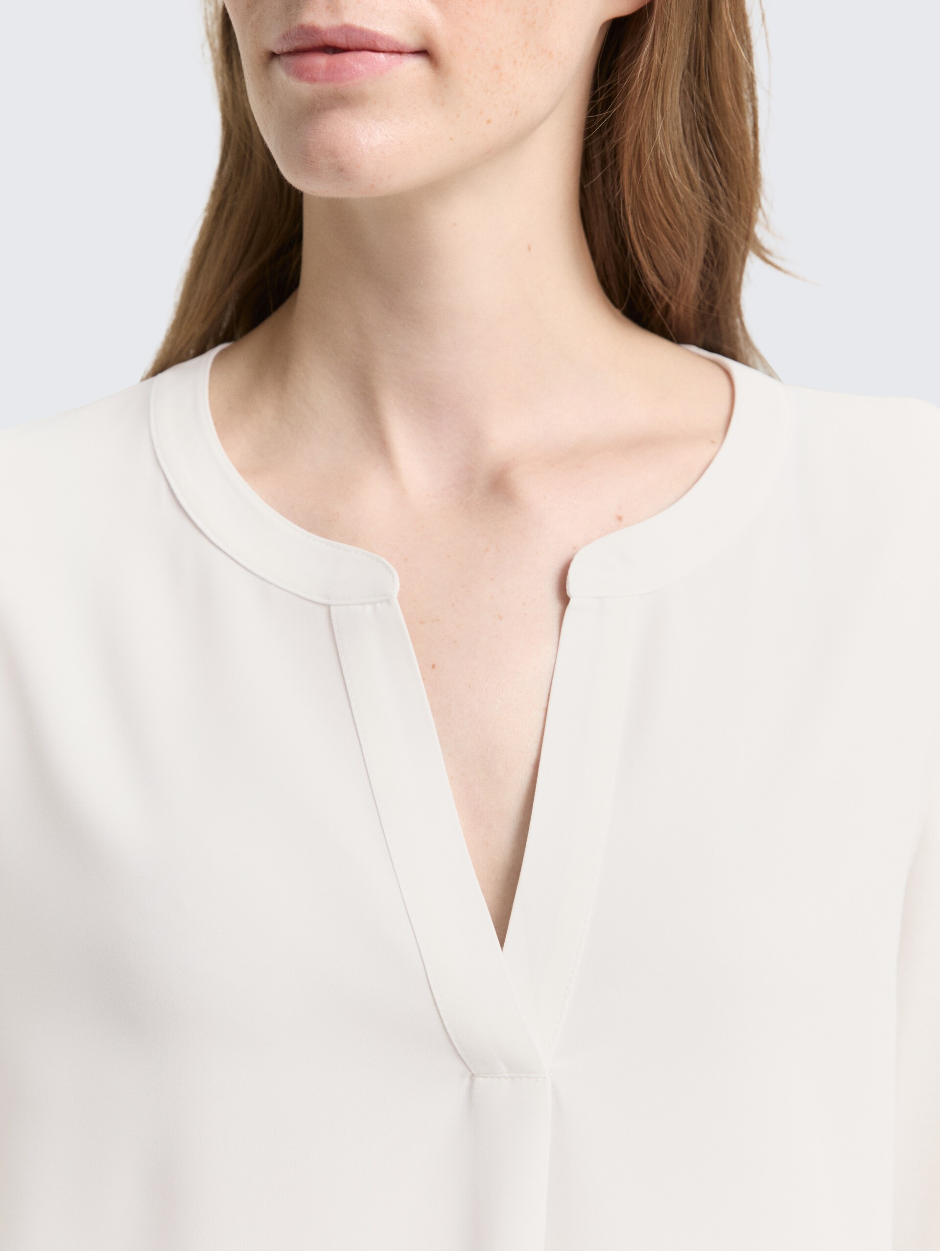 Henley Langarmshirt im Material-Mix - Whisper White - Detail-Model-Ansicht