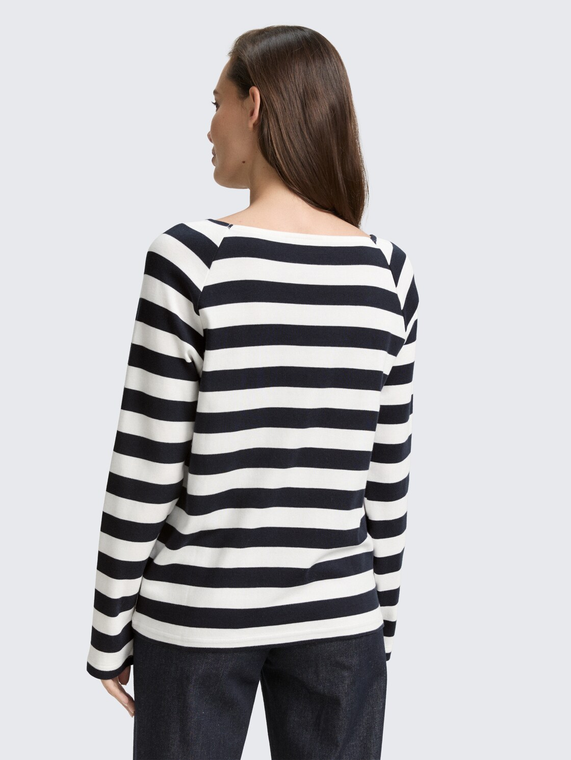 Langarmshirt mit Streifenmuster - lunar eclipse offwhite stripe - Auschnitt Model-Rückansicht