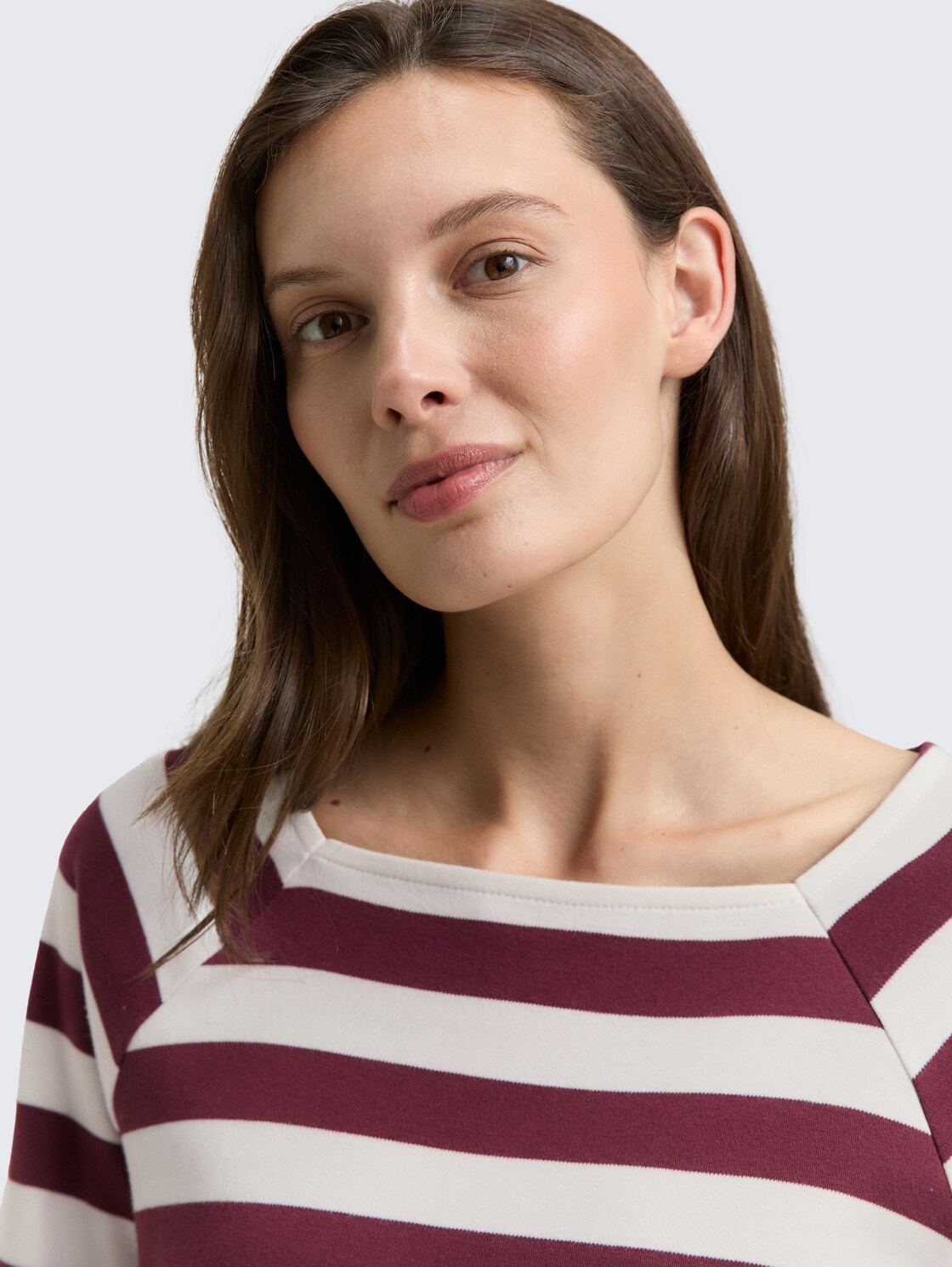 Langarmshirt mit Streifenmuster - bordeaux offwhite stripe - Detail-Model-Ansicht