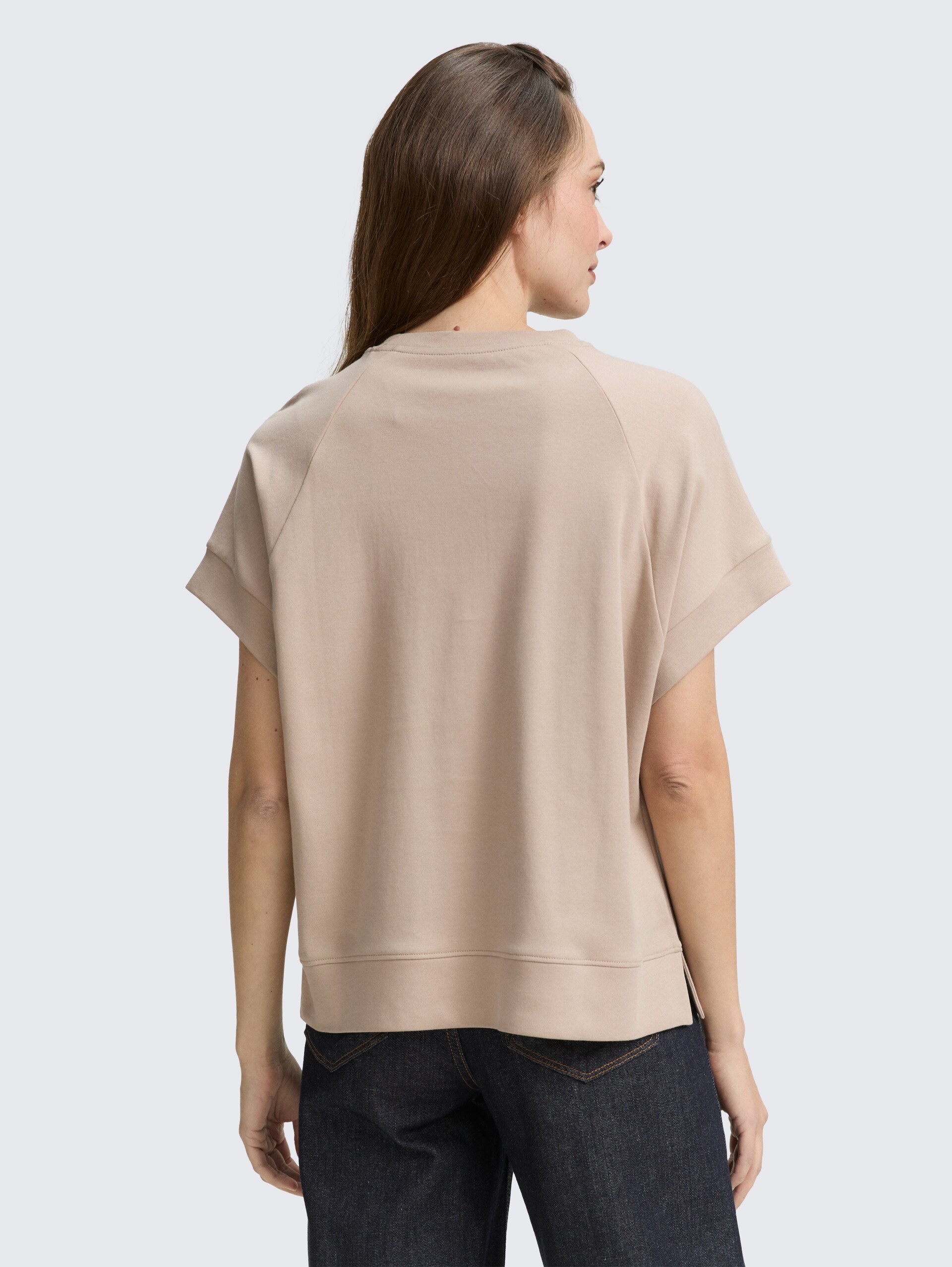 Loose Fit T-Shirt mit Print - soft taupe grey - Auschnitt Model-Rückansicht