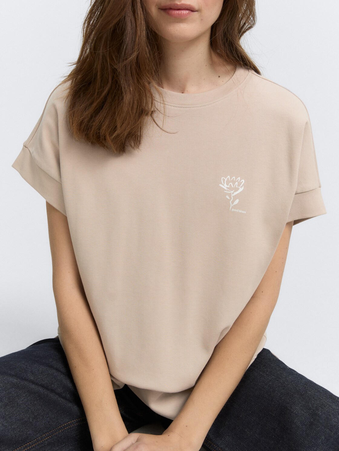 Loose Fit T-Shirt mit Print - soft taupe grey - Detail-Model-Ansicht