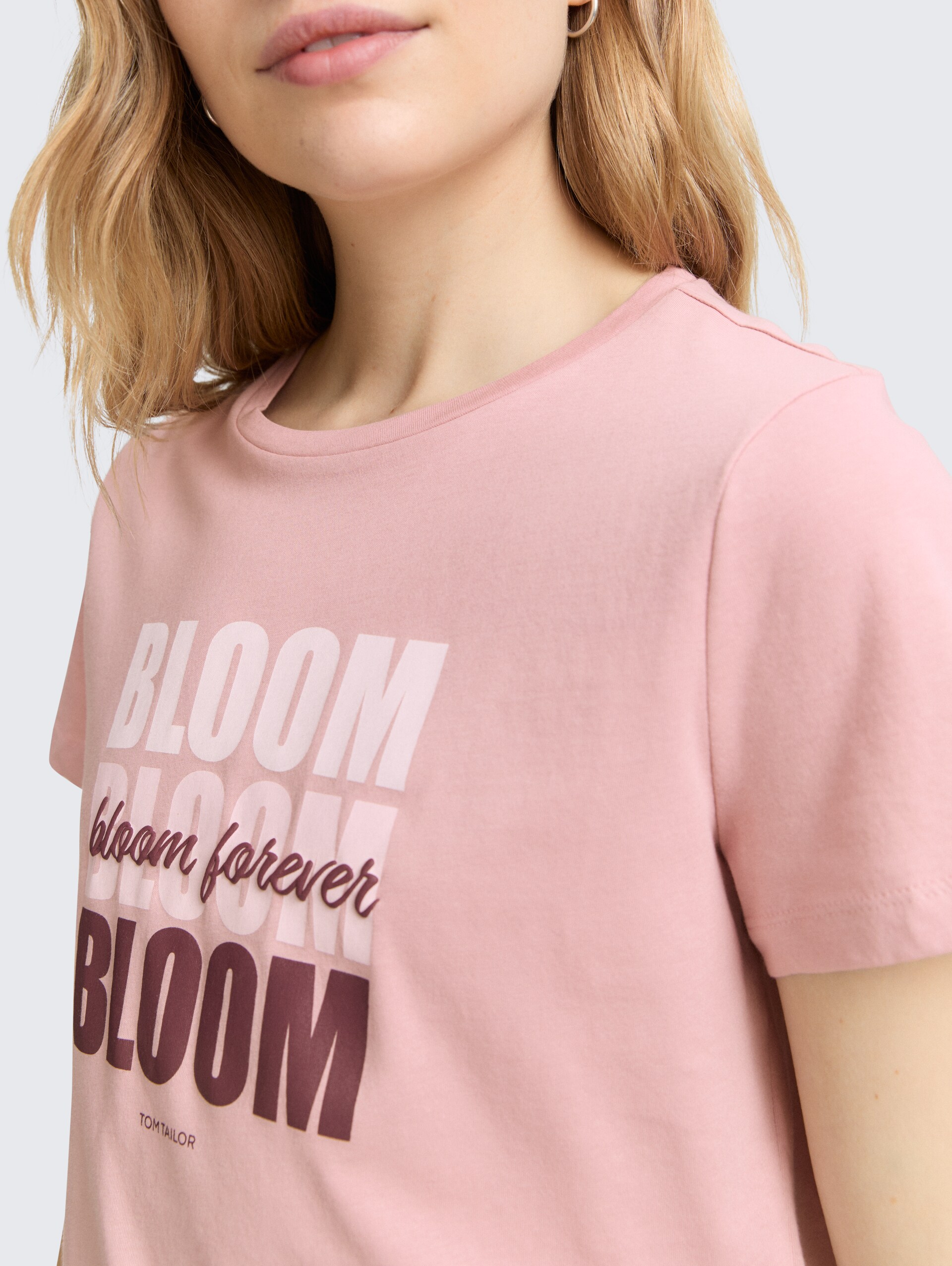 T-Shirt mit Print - Morning Pink - Detail-Model-Ansicht