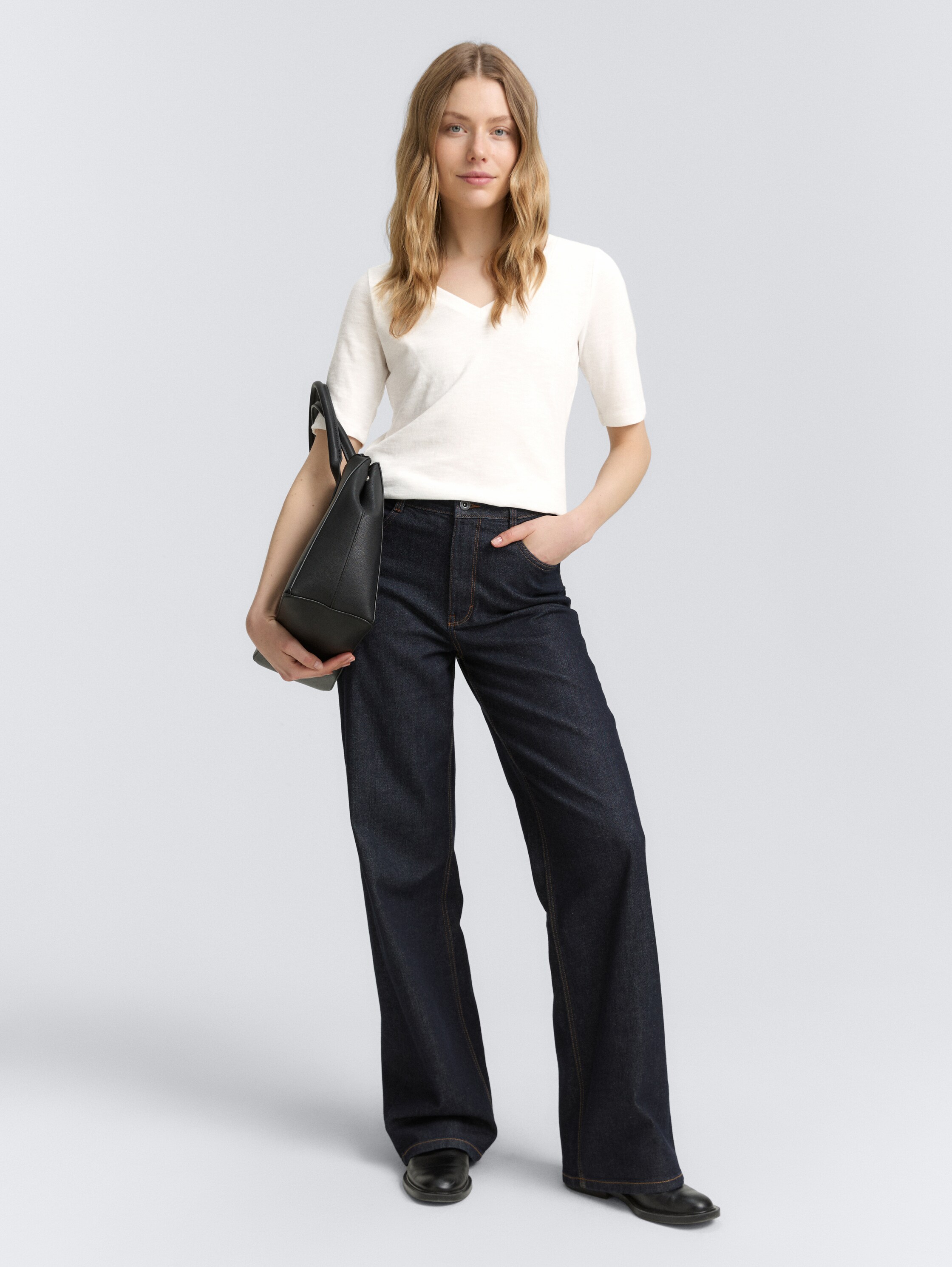 T-Shirt mit V-Ausschnitt - whisper_white - 