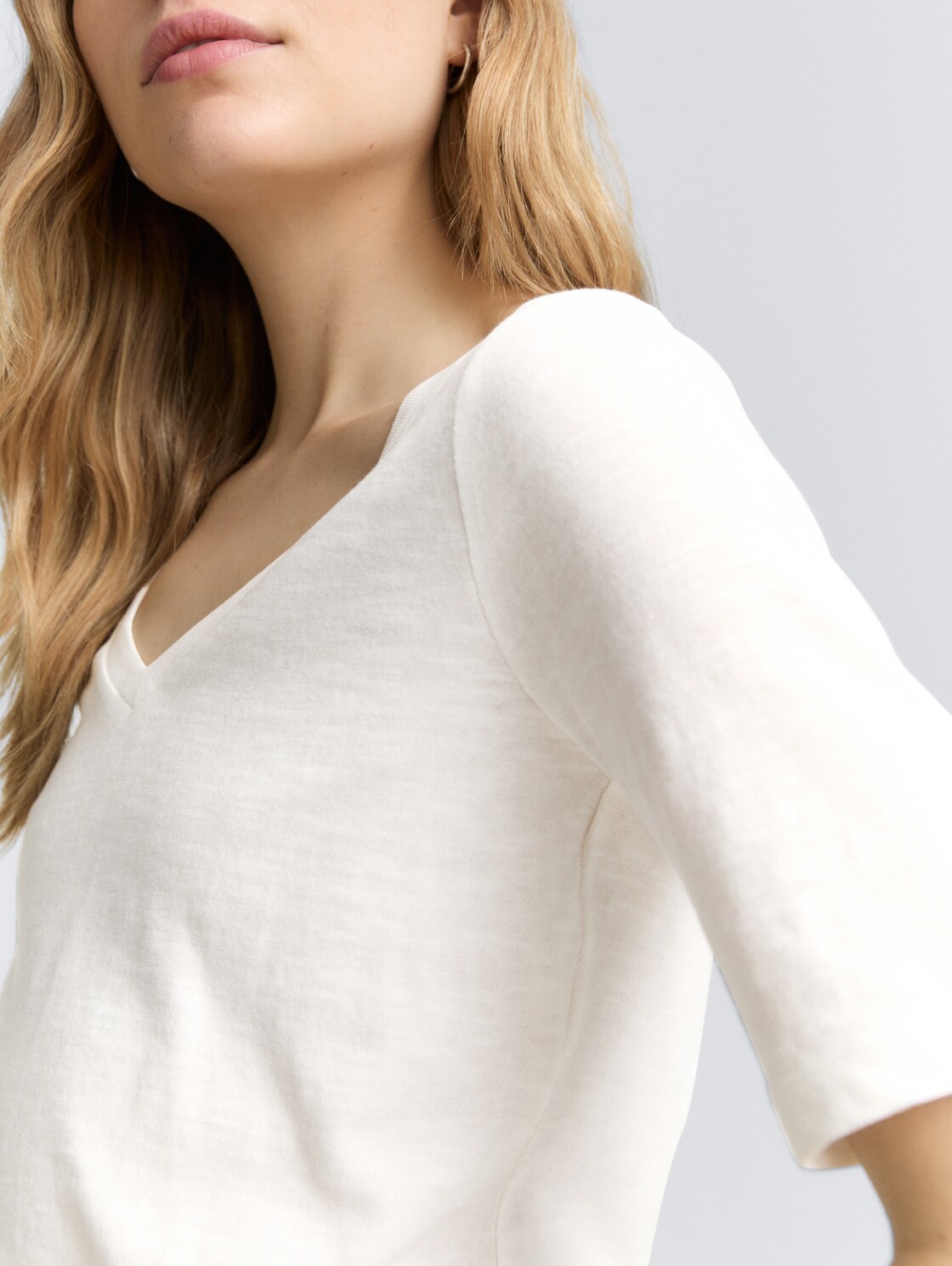 T-Shirt mit V-Ausschnitt - Whisper White - Detail-Model-Ansicht