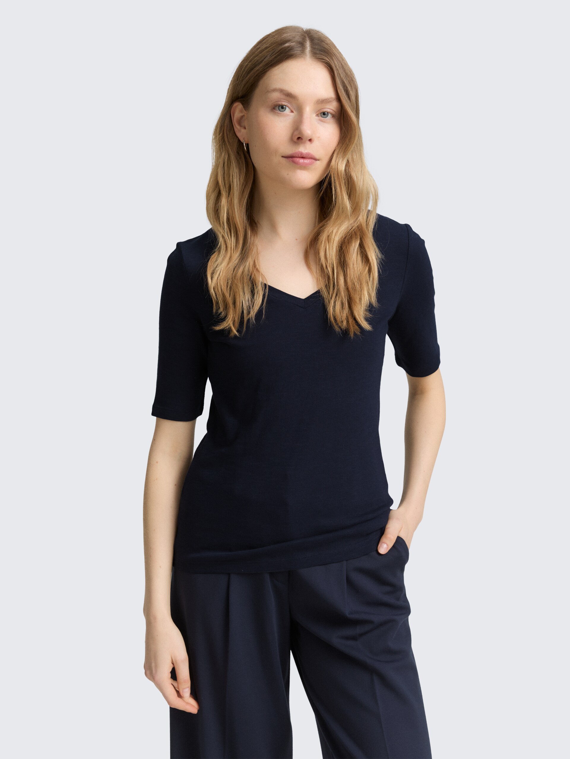 T-Shirt mit V-Ausschnitt - Lunar Eclipse - Ausschnitt Model-Vorderansicht