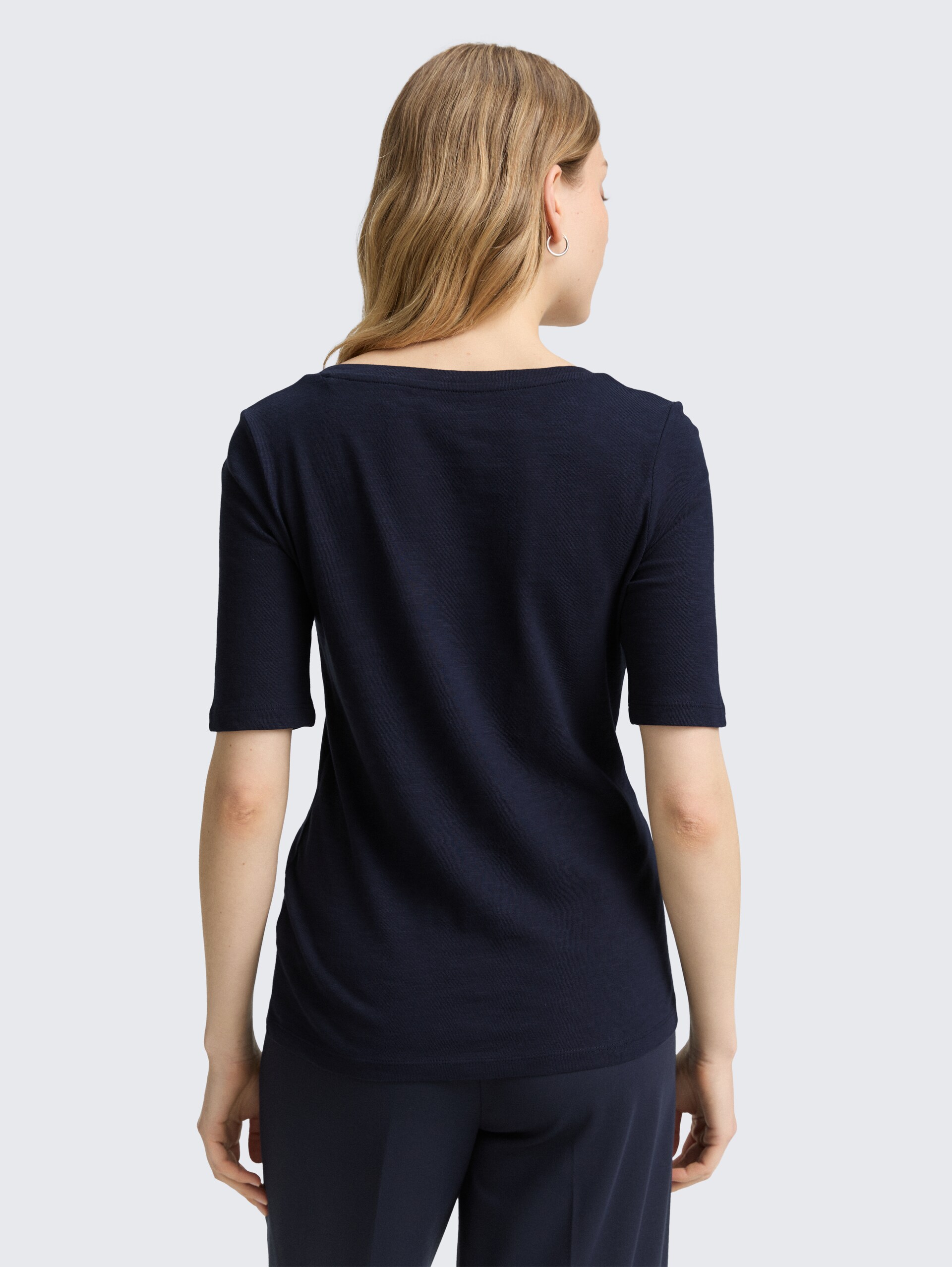 T-Shirt mit V-Ausschnitt - Lunar Eclipse - Auschnitt Model-Rückansicht