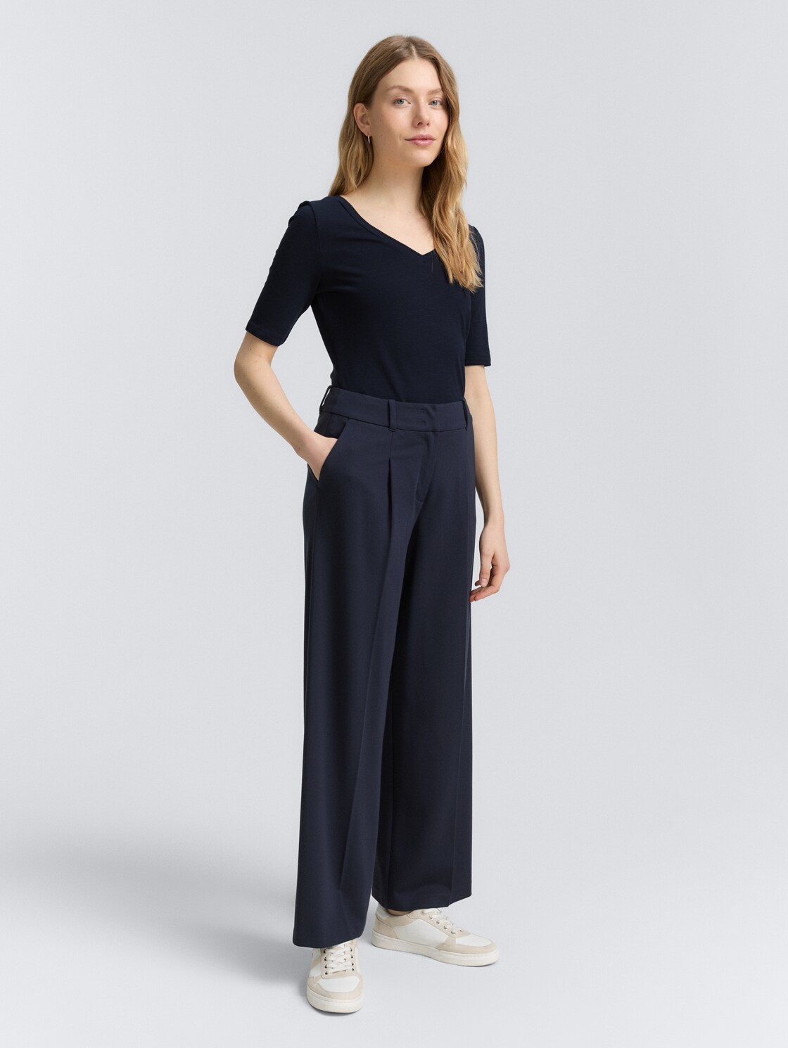 T-Shirt mit V-Ausschnitt - Lunar Eclipse - Model-Vorderansicht