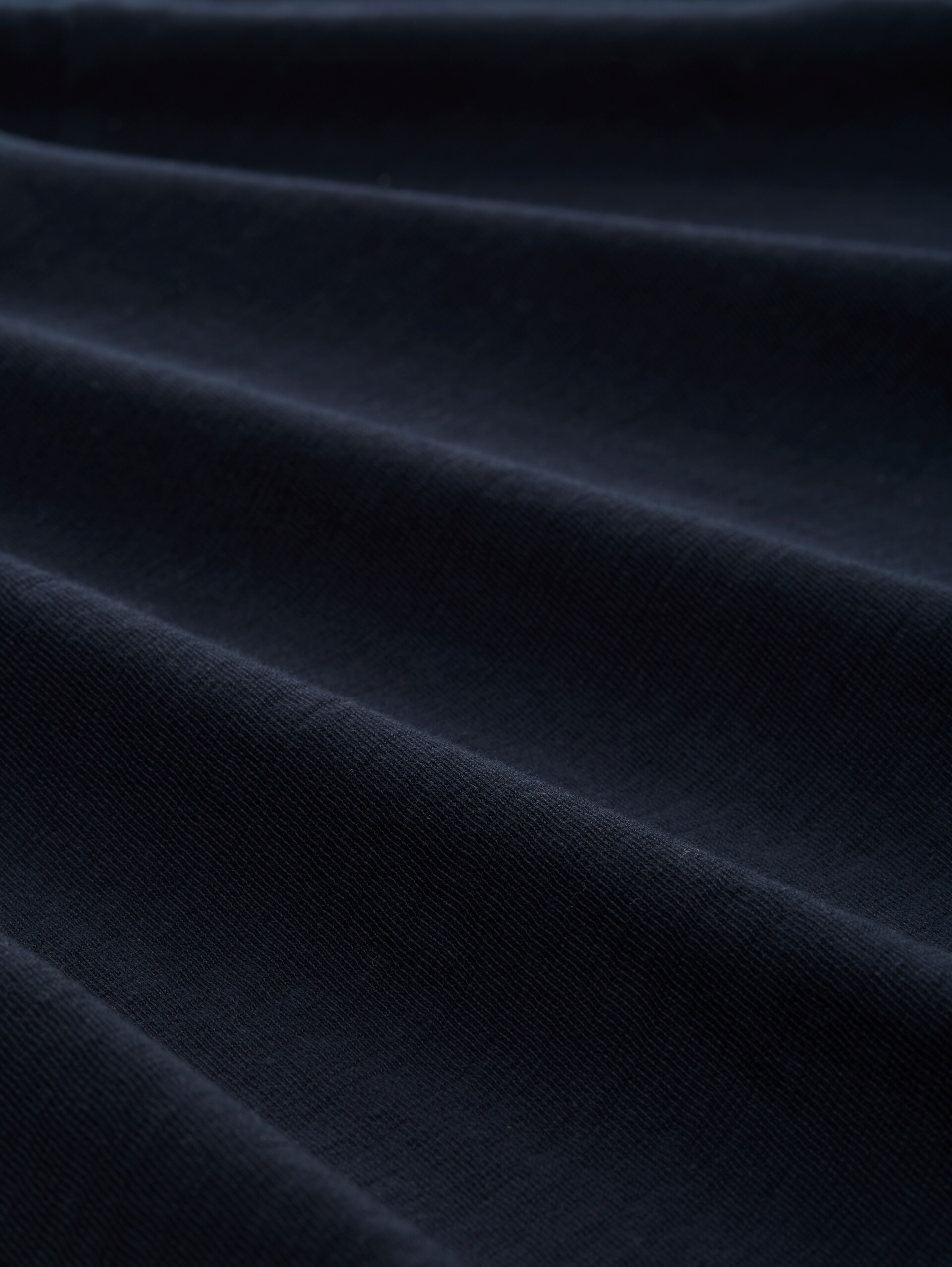 T-Shirt mit V-Ausschnitt - Lunar Eclipse - Material-Ansicht