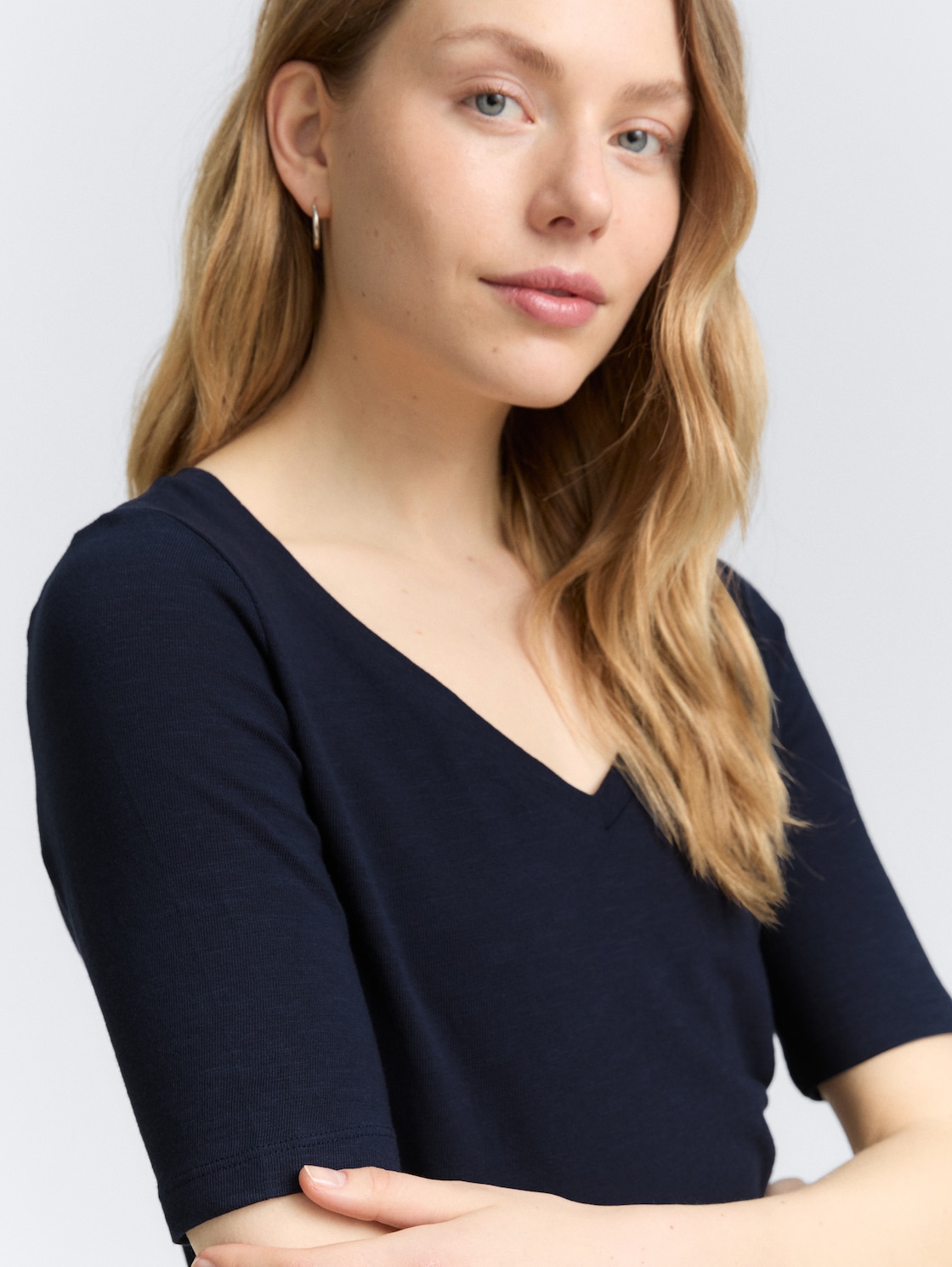 T-Shirt mit V-Ausschnitt - Lunar Eclipse - Detail-Model-Ansicht