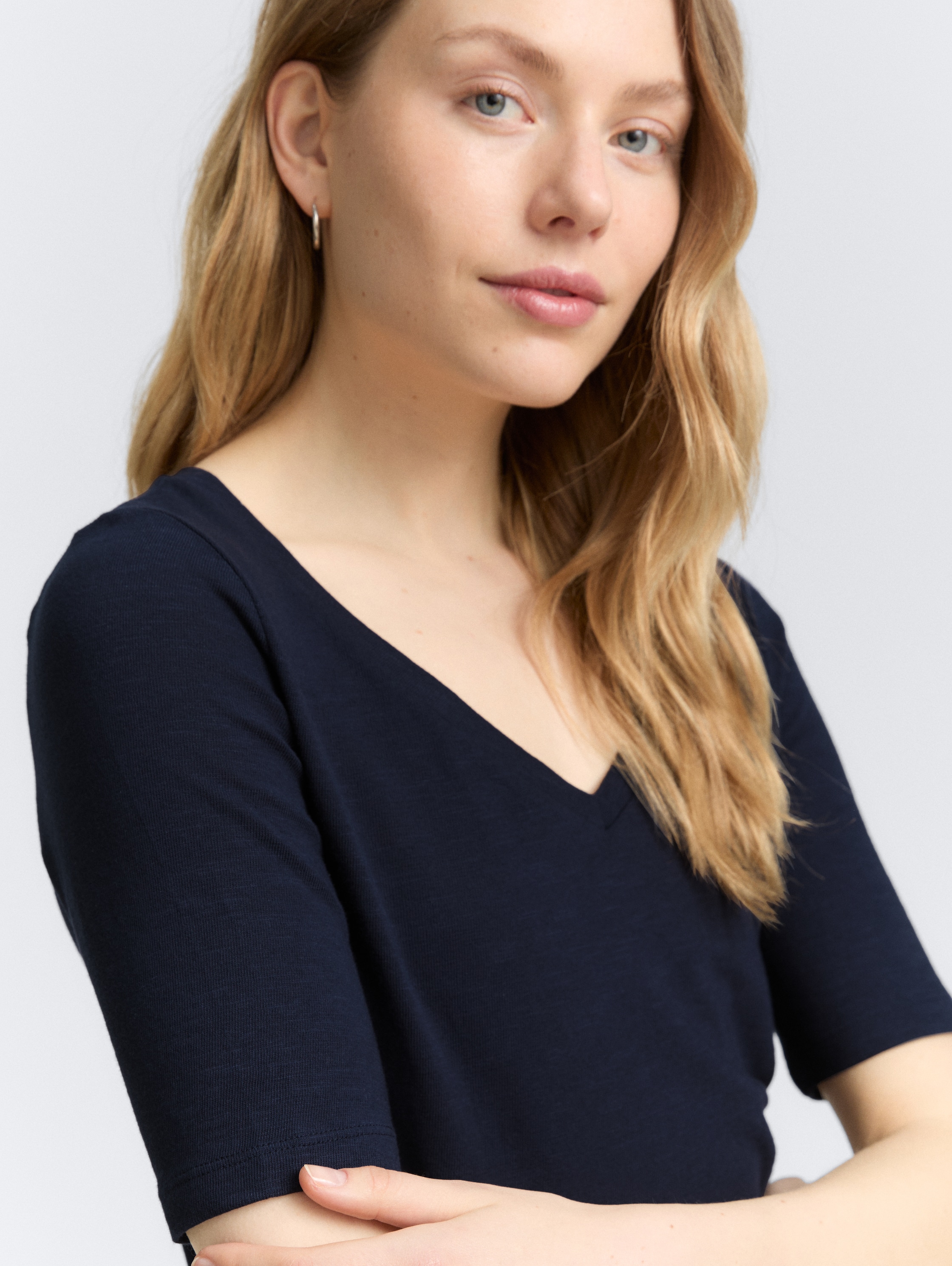 T-Shirt mit V-Ausschnitt - Lunar Eclipse - Detail-Model-Ansicht