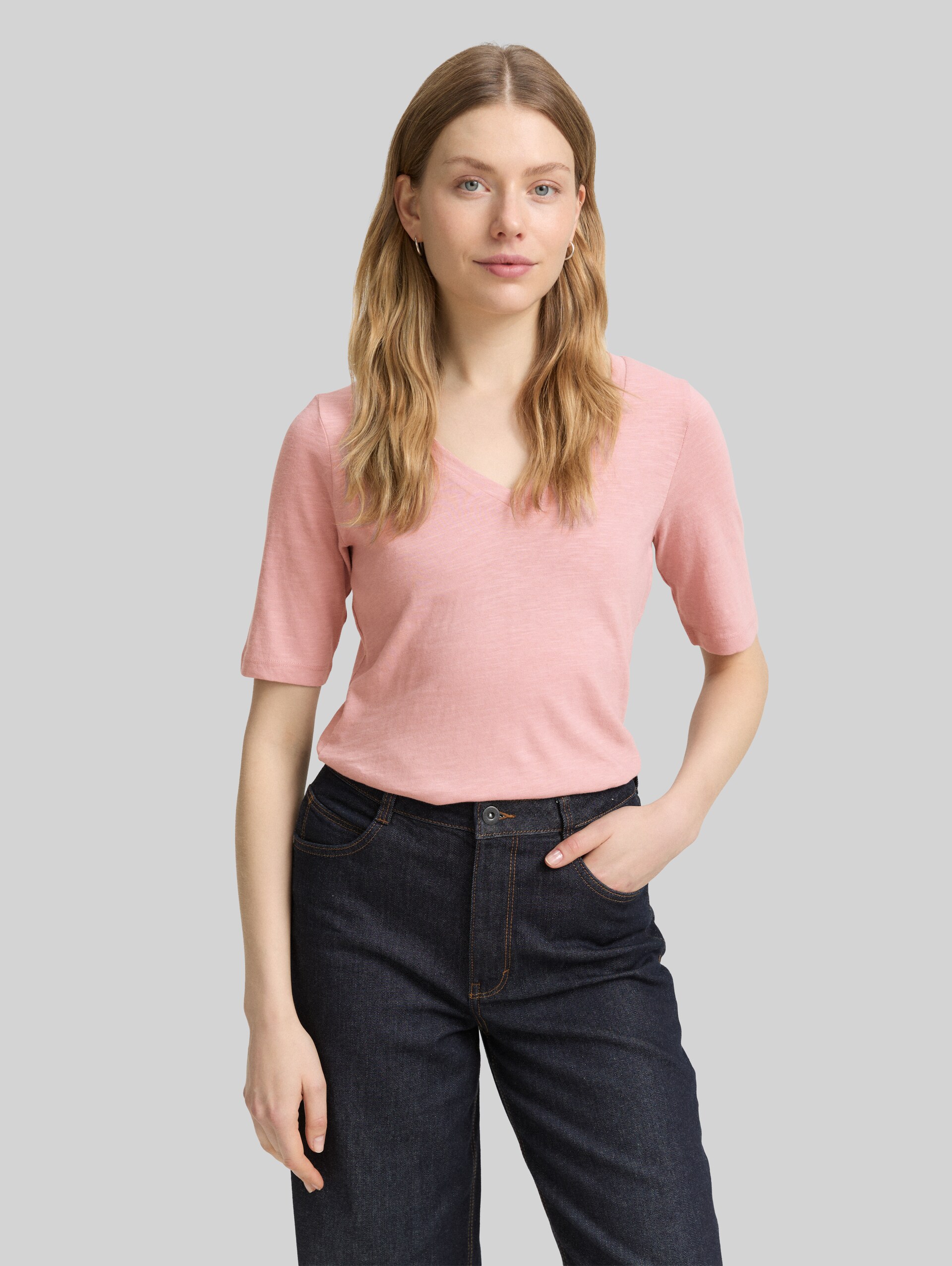 T-shirt with V-neck - Morning Pink - Neckline model front view