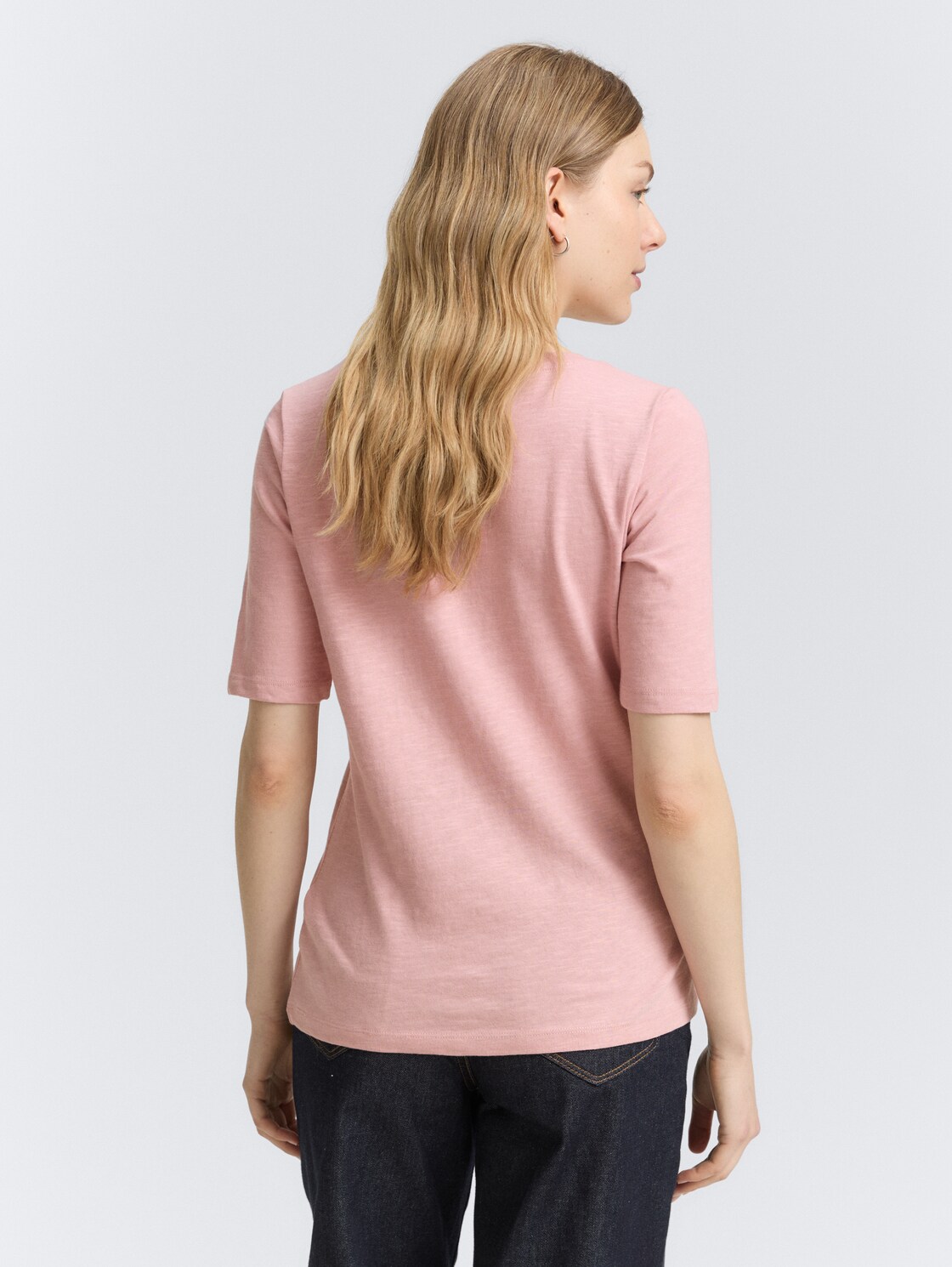 T-Shirt mit V-Ausschnitt - Morning Pink - Auschnitt Model-Rückansicht