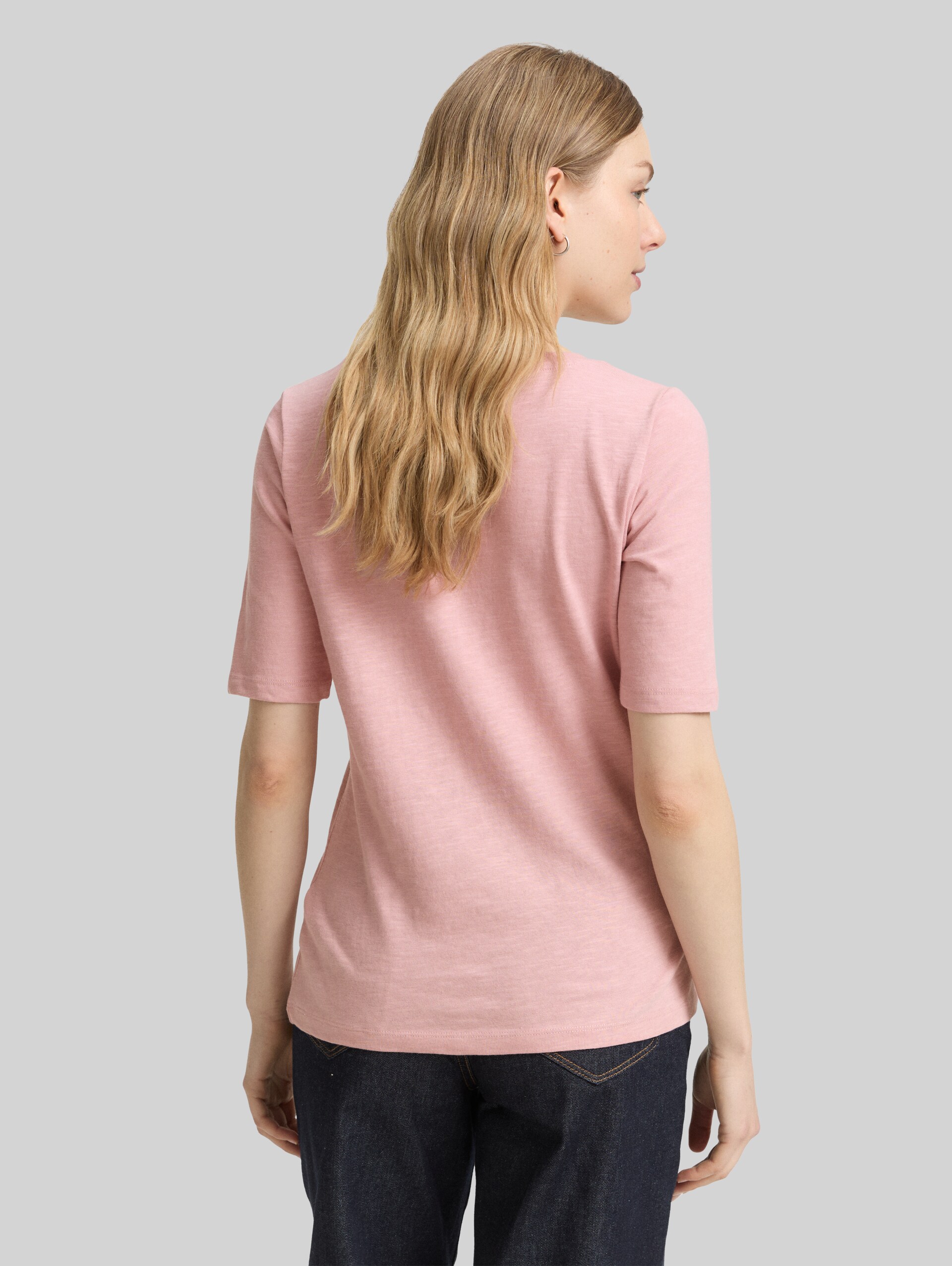 T-shirt with V-neck - Morning Pink - Neckline model-back view