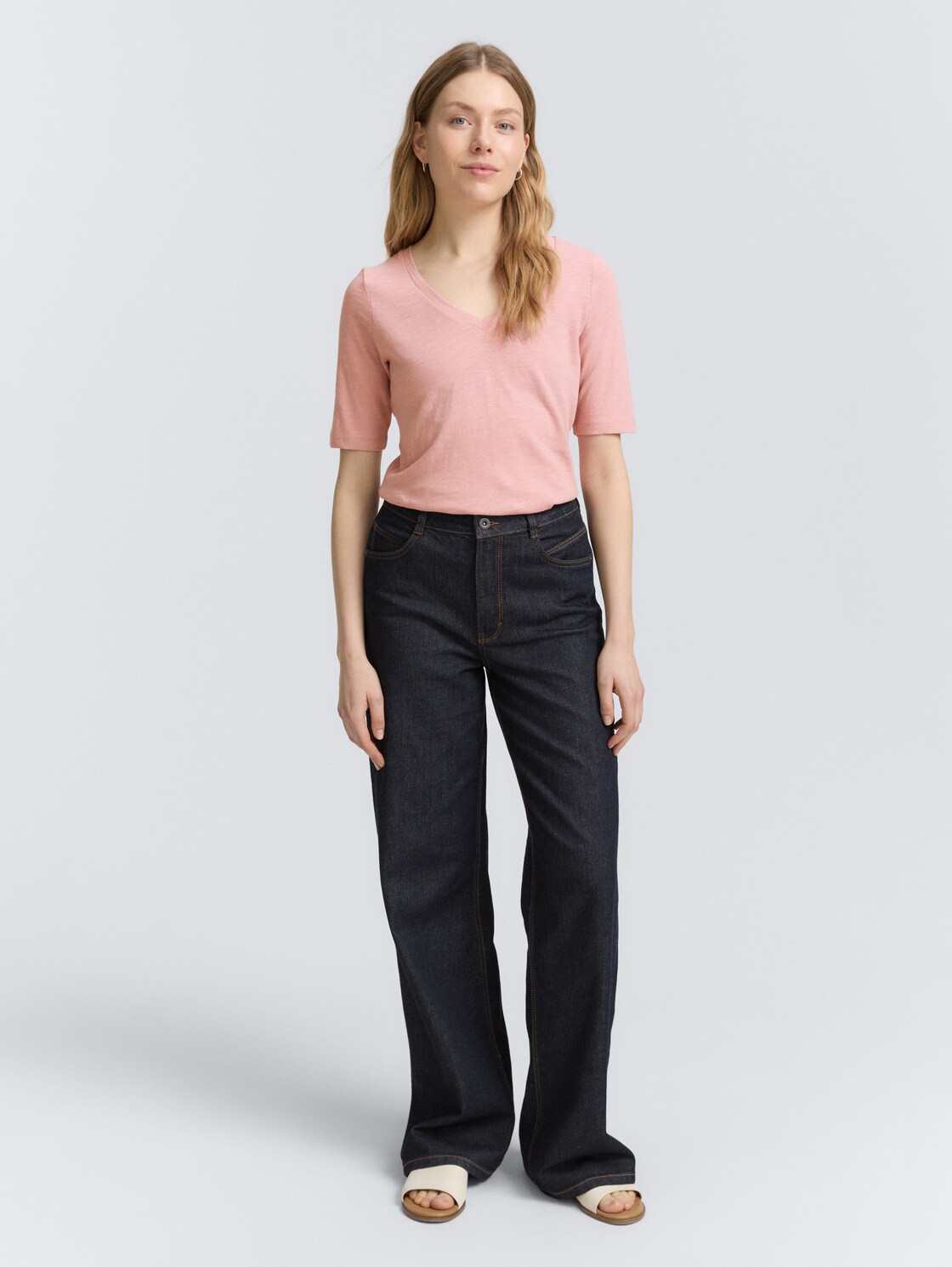 T-Shirt mit V-Ausschnitt - Morning Pink - Model-Vorderansicht