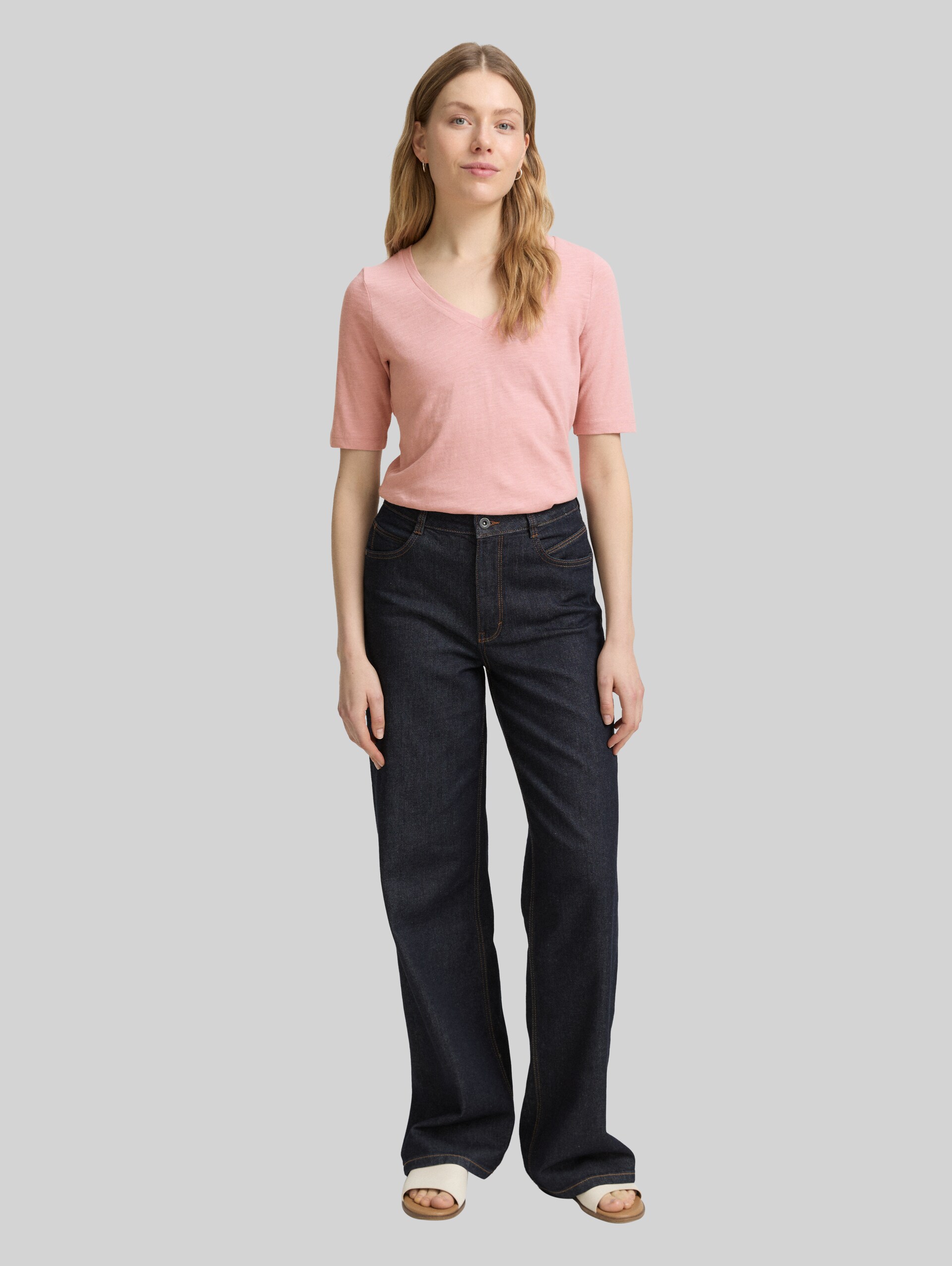 T-shirt with V-neck - Morning Pink - Model front view