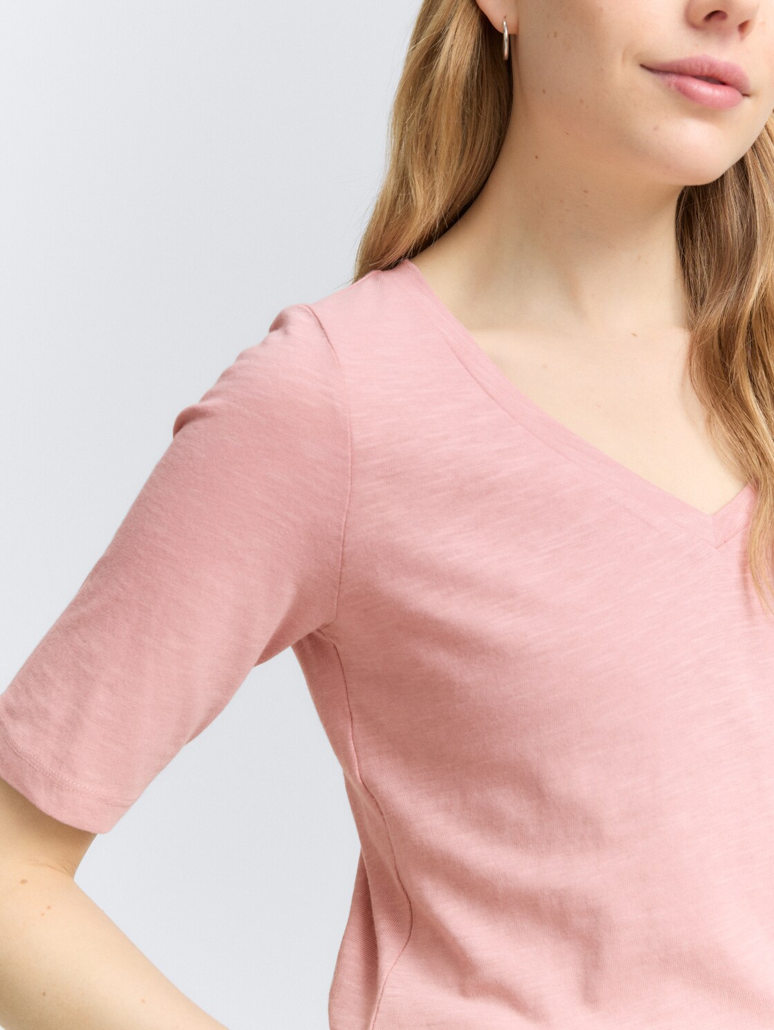 T-Shirt mit V-Ausschnitt - Morning Pink - Detail-Model-Ansicht