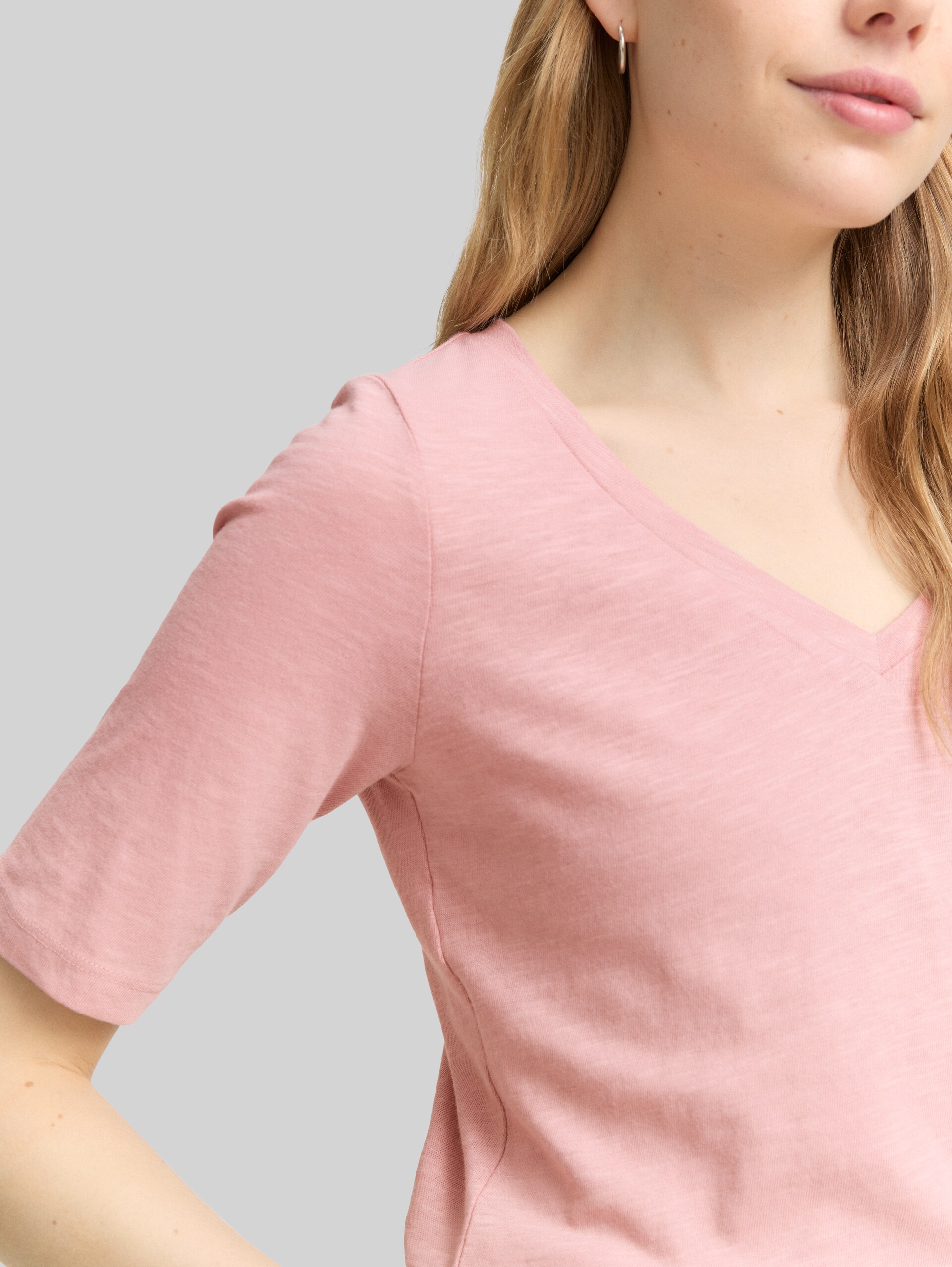 T-shirt with V-neck - Morning Pink - Detail model view