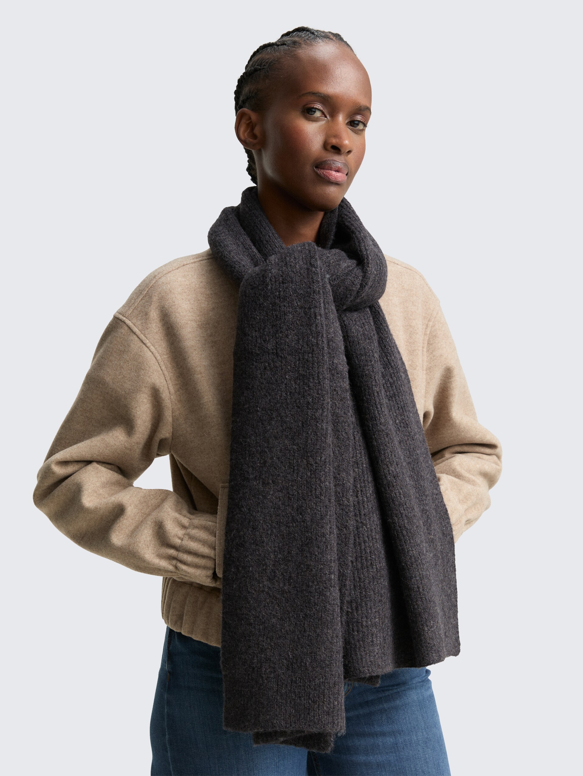 Cosy Schal in Melange-Optik - Shale Grey Melange - Ausschnitt Model-Vorderansicht