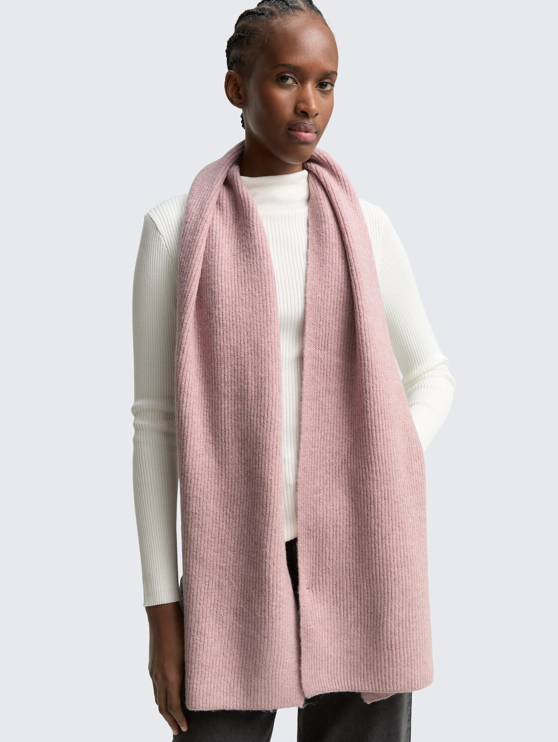 Cosy Schal in Melange-Optik - Antique Rose Melange - Ausschnitt Model-Vorderansicht