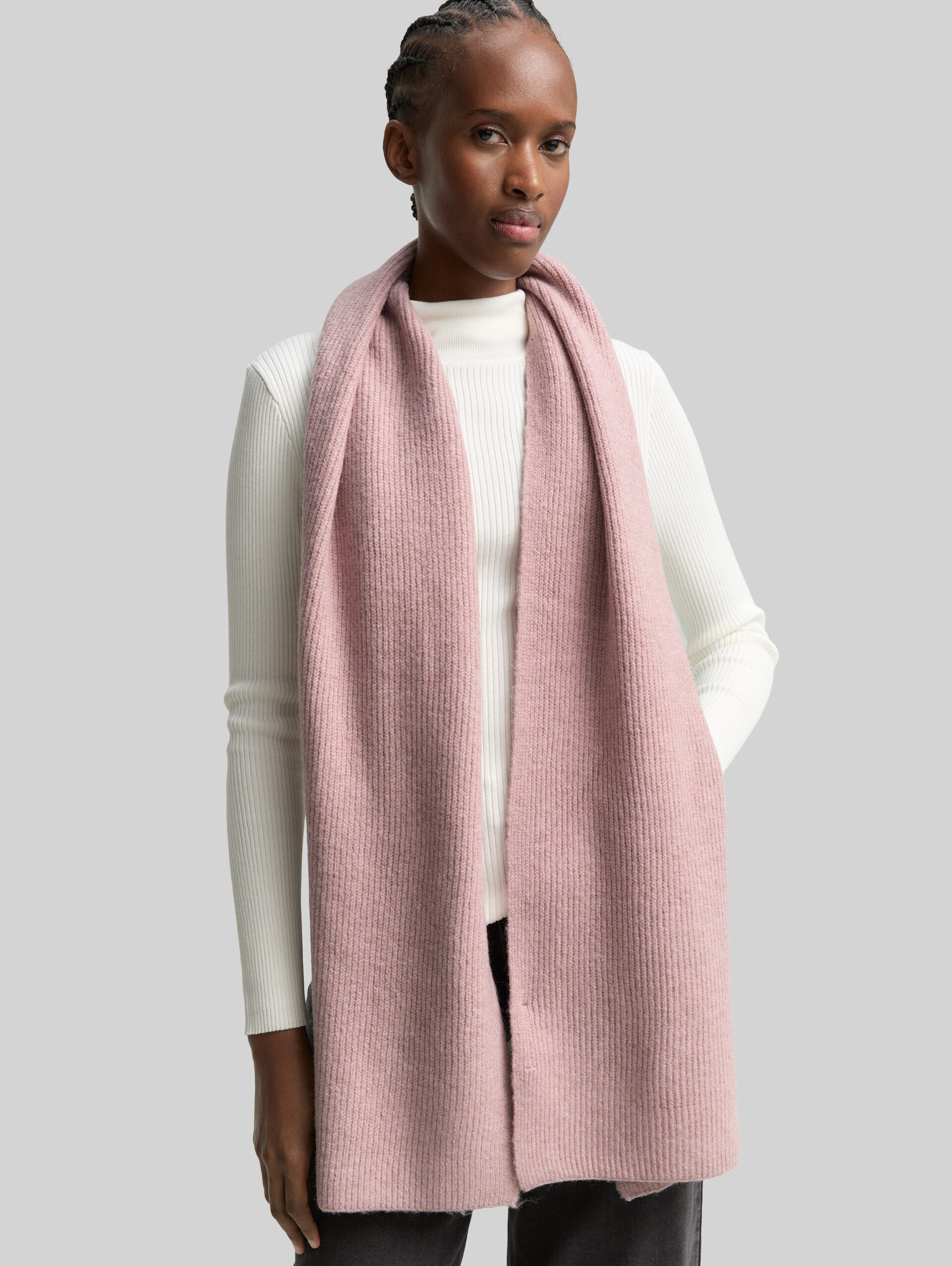 Cosy scarf in melange look - Antique Rose Melange - Neckline model front view