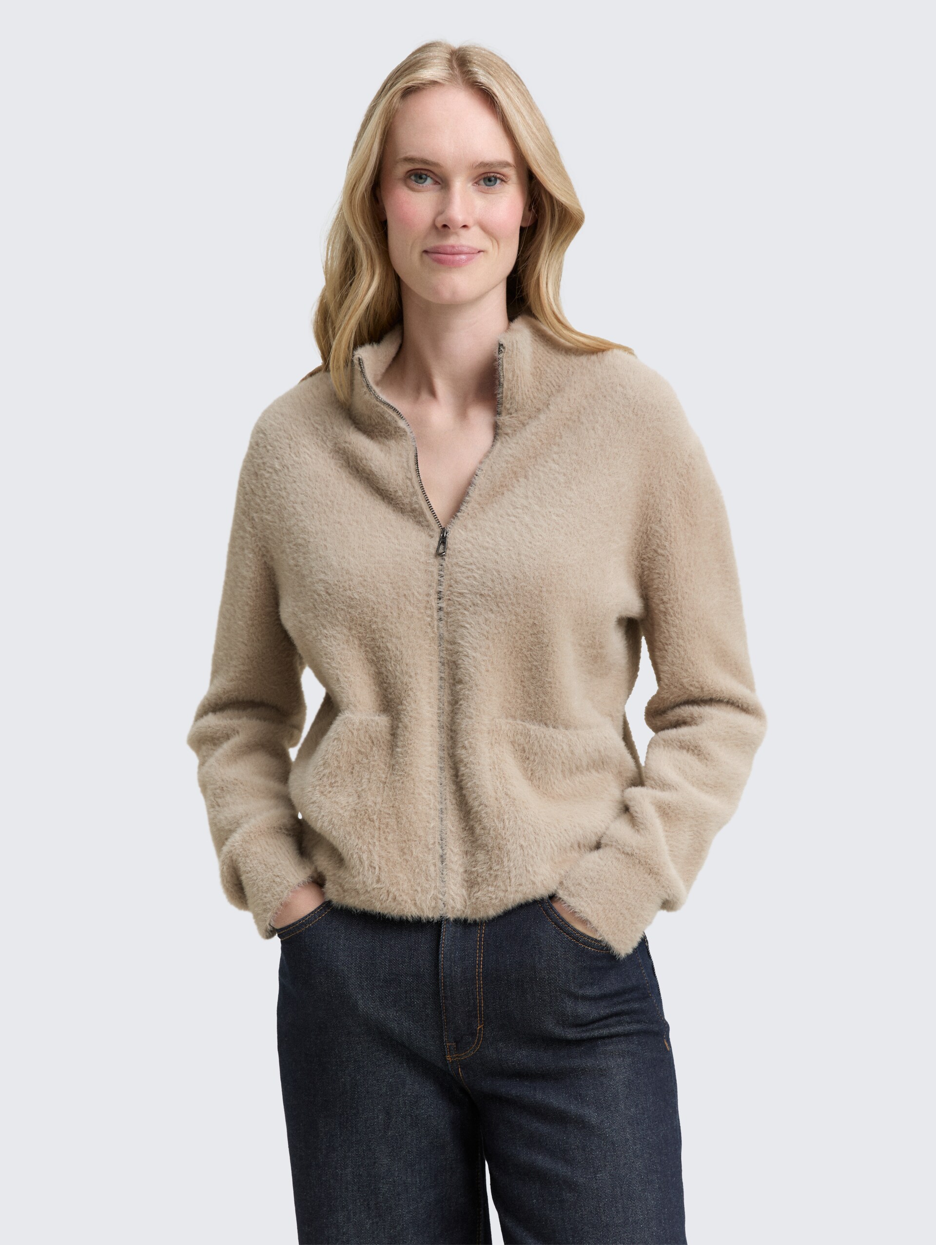 Cardigan aus Federgarn - soft taupe grey - Ausschnitt Model-Vorderansicht