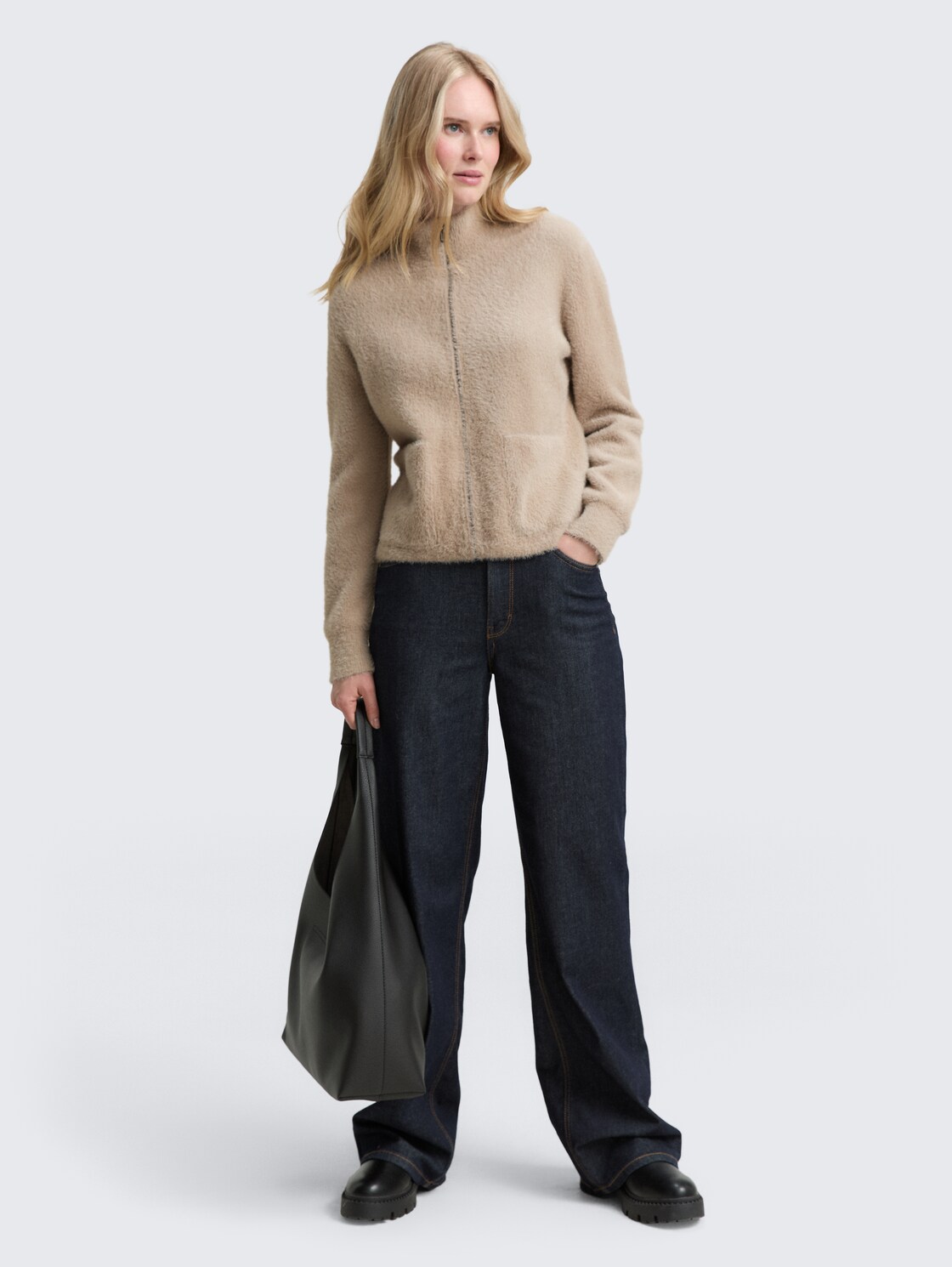 Cardigan aus Federgarn - soft taupe grey - Model-Vorderansicht