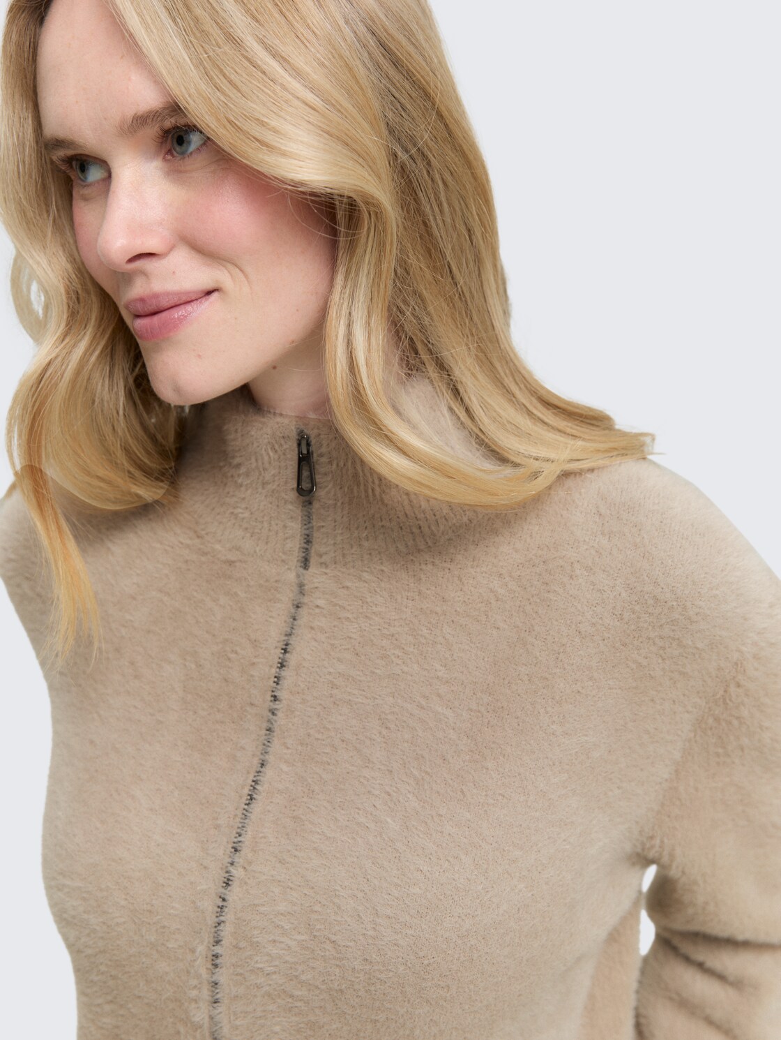 Cardigan aus Federgarn - soft taupe grey - Detail-Model-Ansicht